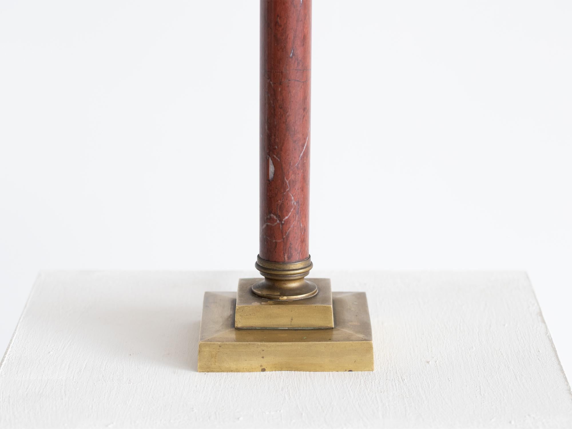 Marmorsäulen-Tischlampe im französischen Empire-Stil (Messing) im Angebot