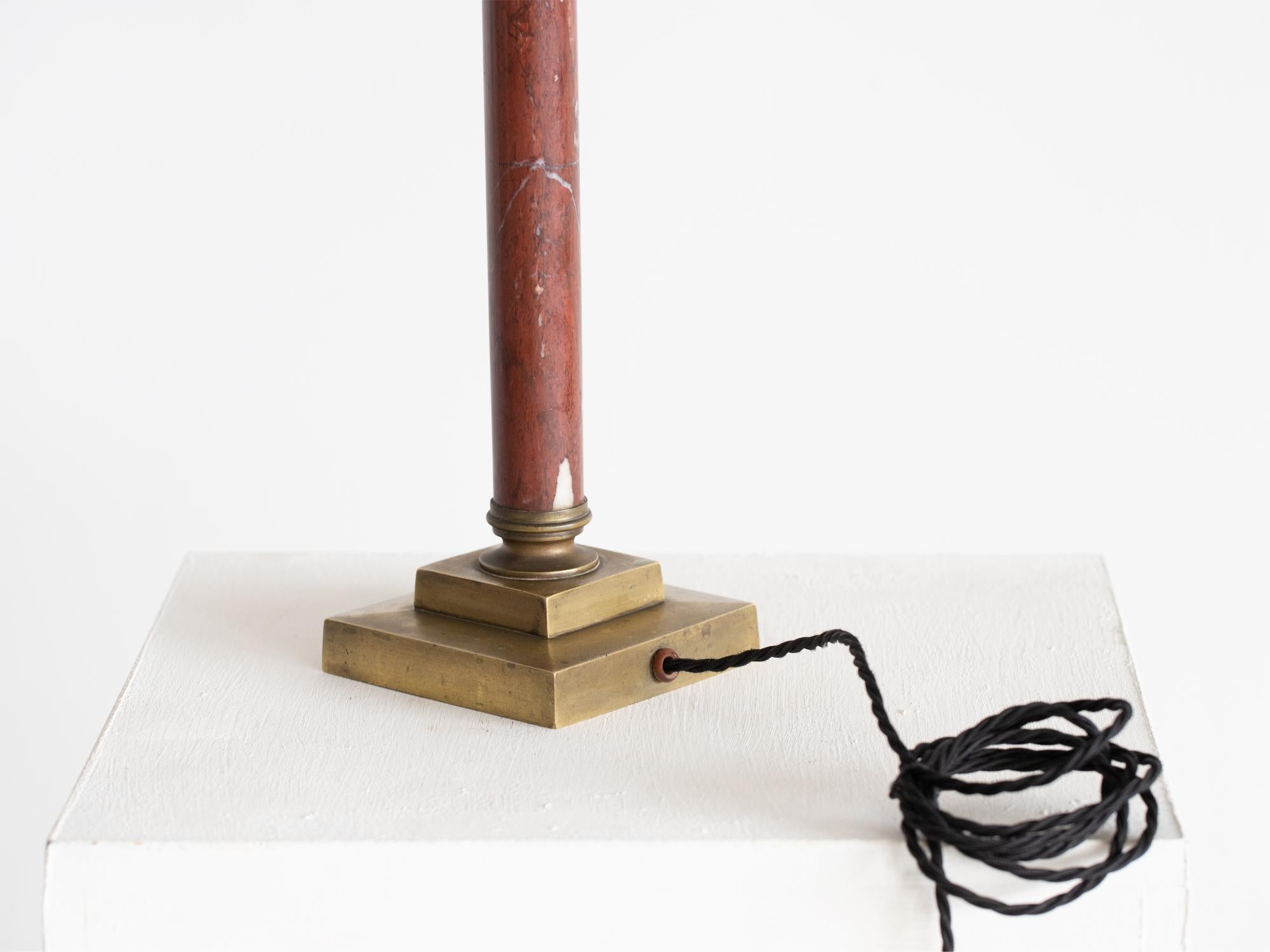 Lampe de table à colonne en marbre de style Empire français en vente 1