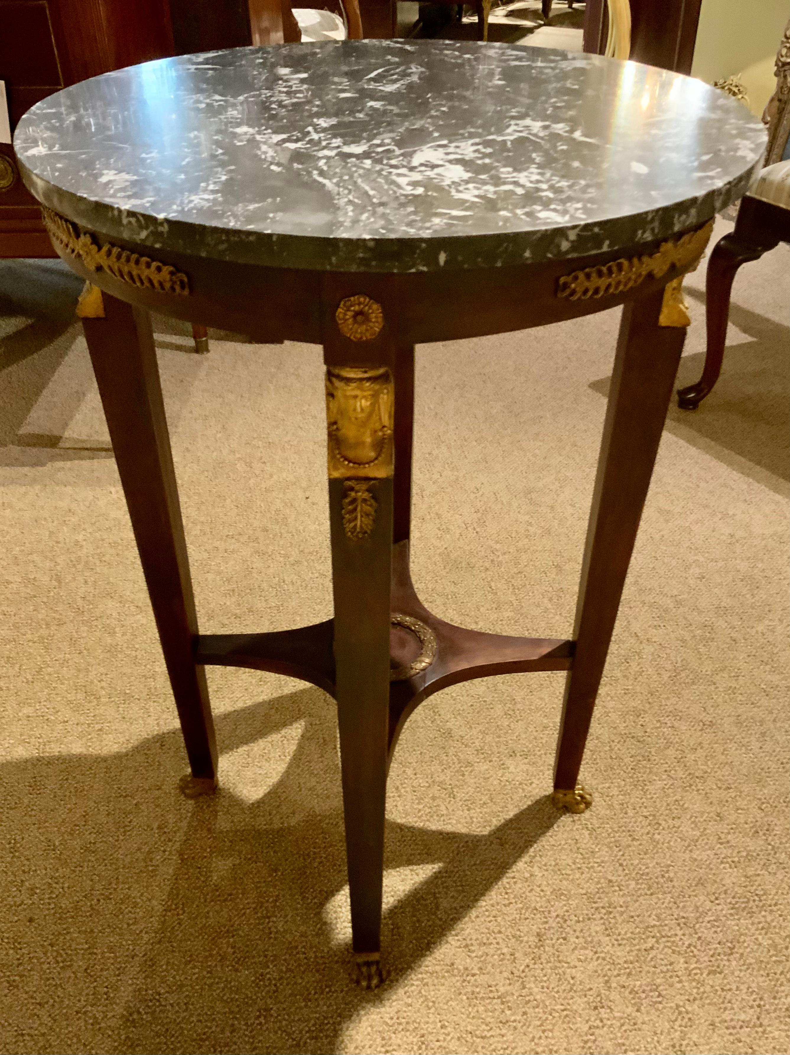 Marbre Table à plateau en marbre de style Empire français avec montures en bronze en vente