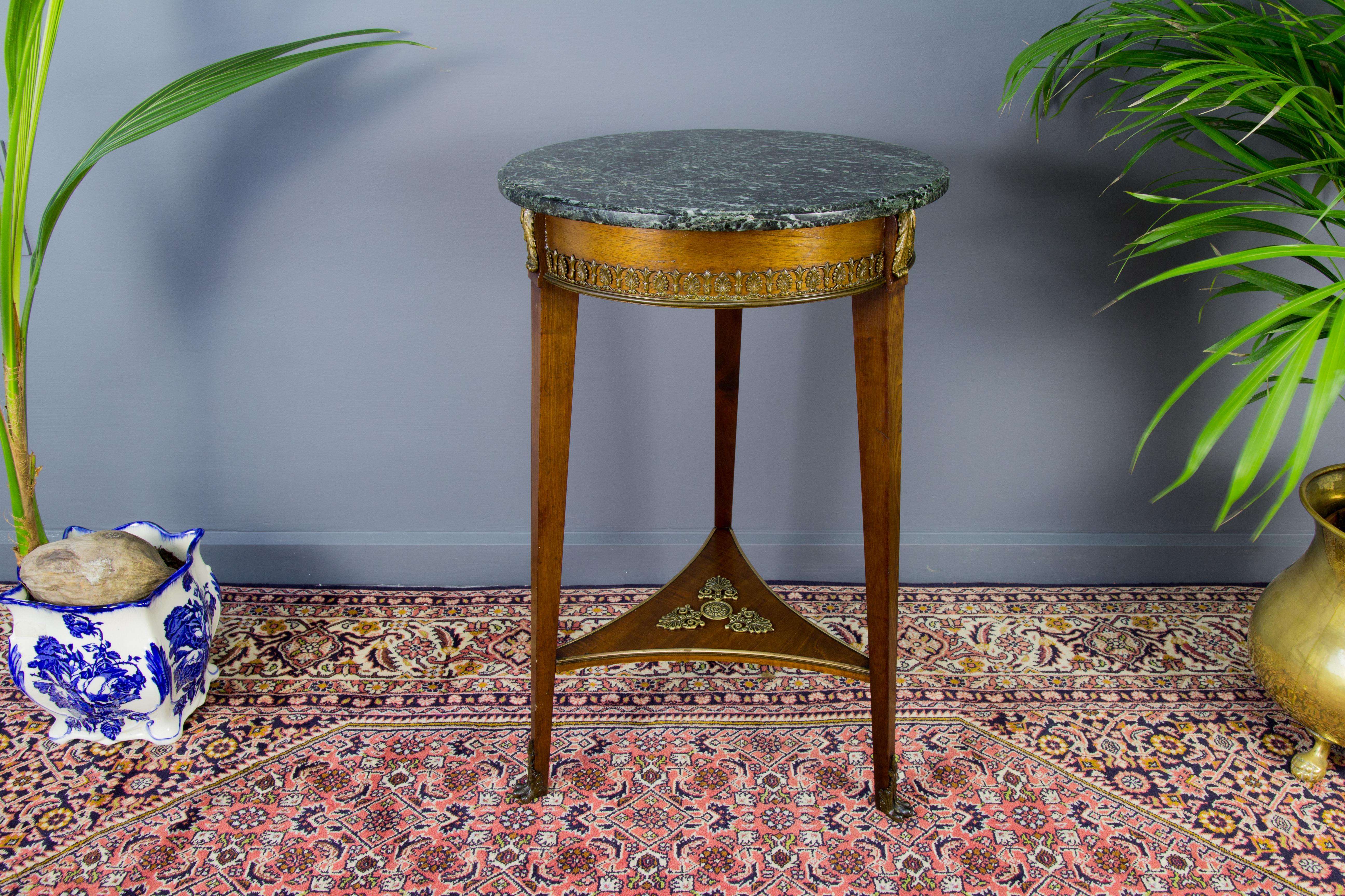 A fine late 19th-century Empire-style walnut side table with finely chased beautiful bronze mounts and its original dark green marble top. Three legs ending in bronze paws.
Dimensions:
Height 71 cm / 27.95 in;
Width 47 cm / 18.5 in;
Depth 46 cm /