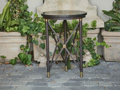 Tavolo in ferro e bronzo in stile Impero francese del Medioevo con piano in granito nero