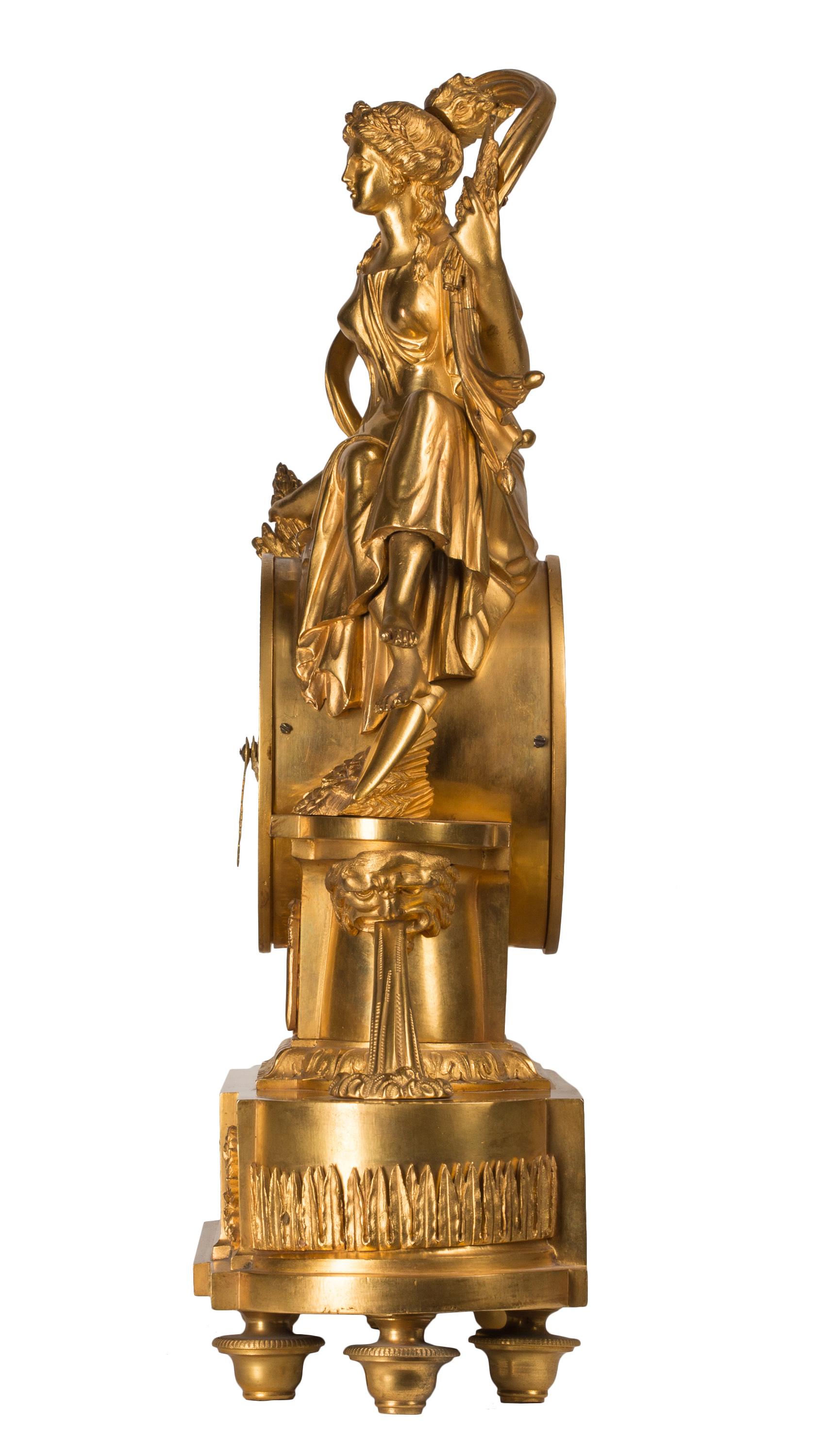 Français Cheminée Centre de style Empire français en bronze doré u2028u2028Horloge d'après Thomire en vente