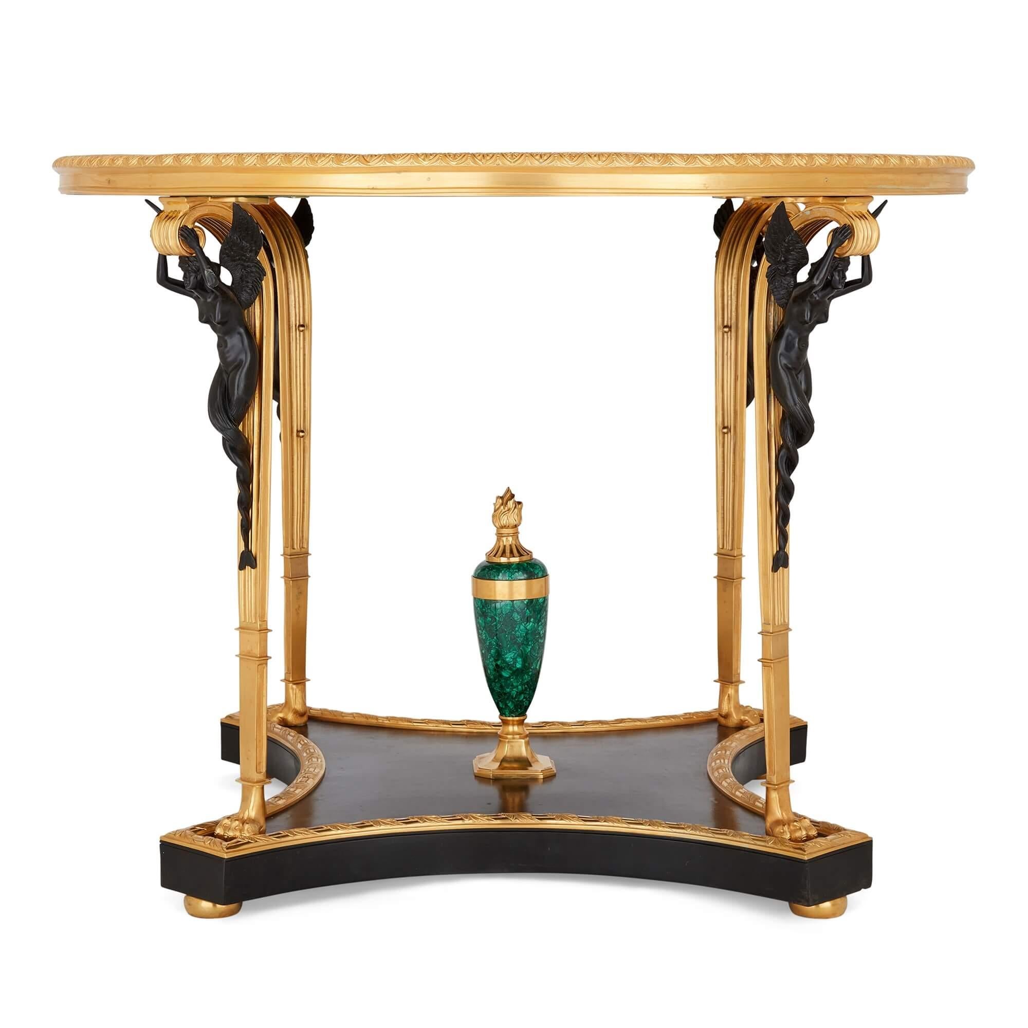 Französischer Empire-Stil, Goldbronze- montierter Malachit-Mitteltisch  (Gegossen) im Angebot