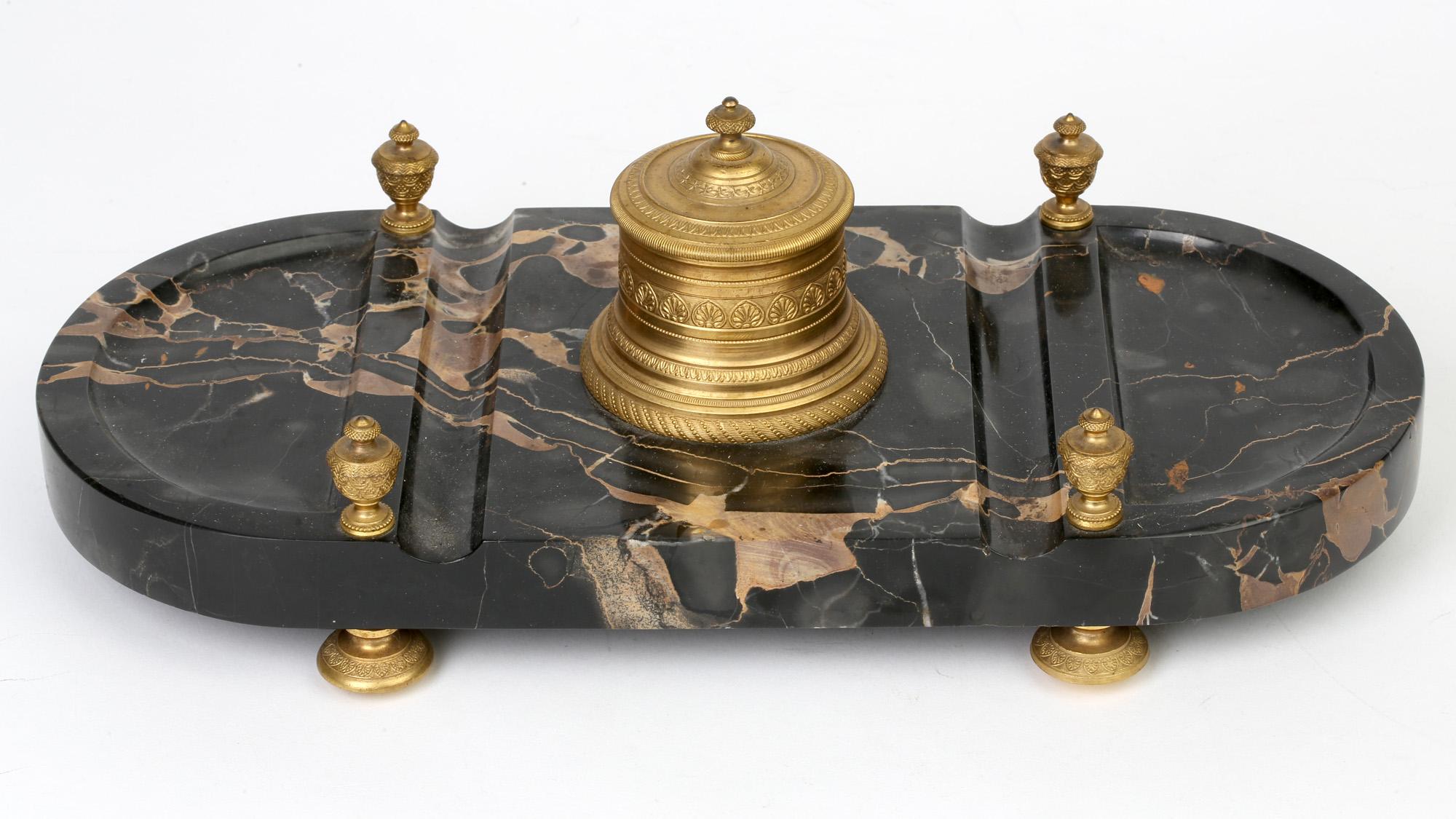 Support de bureau en marbre de style Empire français monté en bronze doré en vente 3