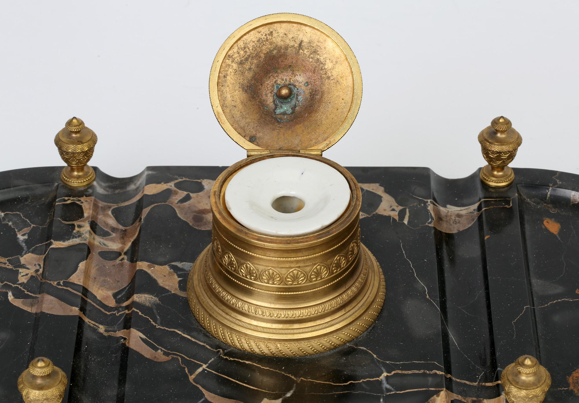 Schreibtischständer aus Marmor im Empire-Stil mit Goldbronze-Montierung im Angebot 5