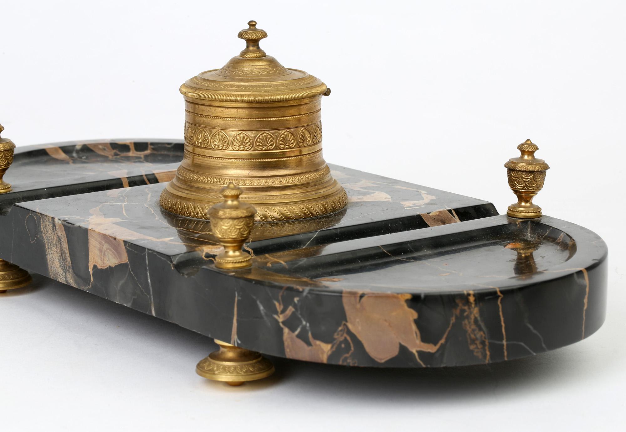 Support de bureau en marbre de style Empire français monté en bronze doré en vente 5