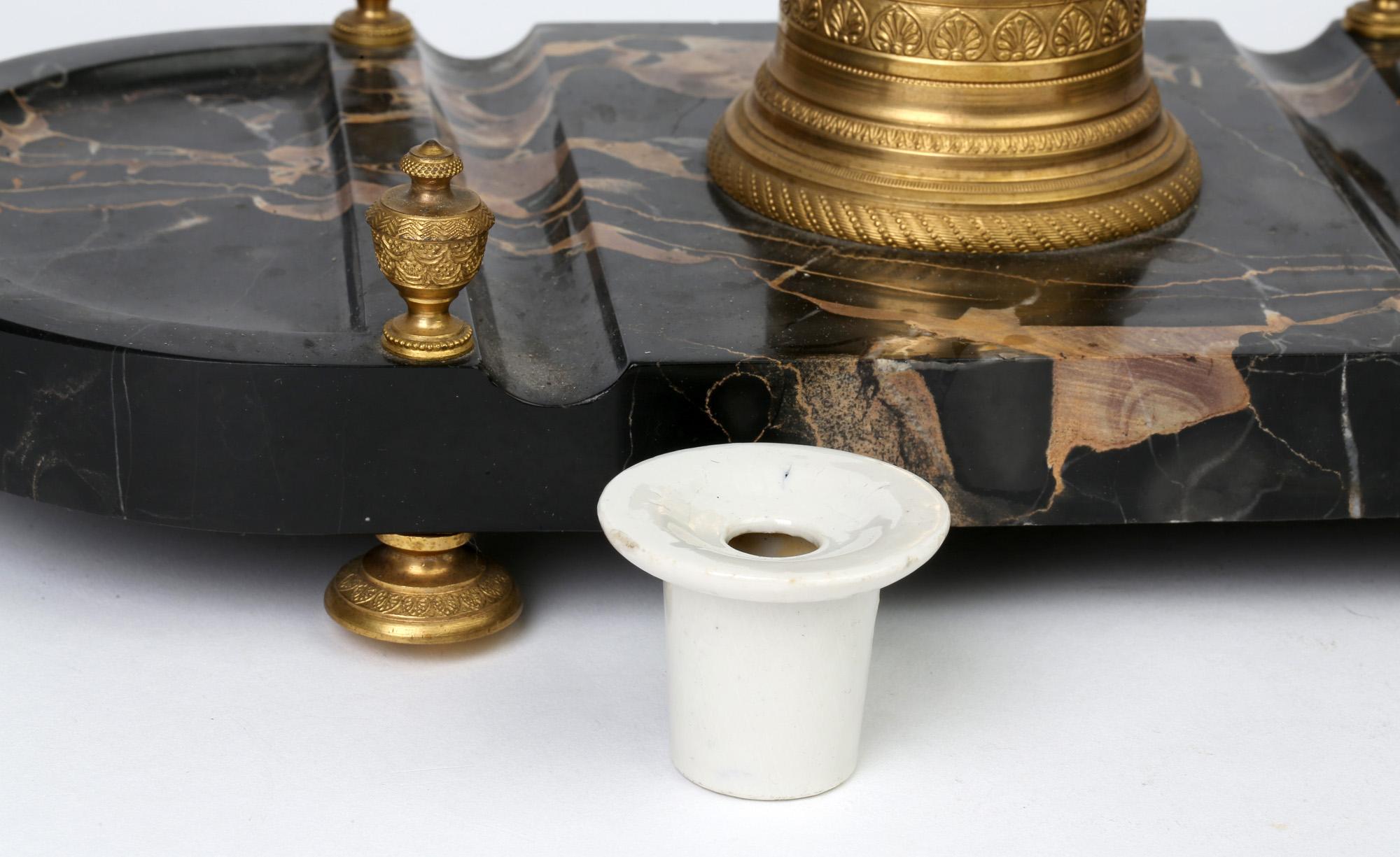 Schreibtischständer aus Marmor im Empire-Stil mit Goldbronze-Montierung im Angebot 8