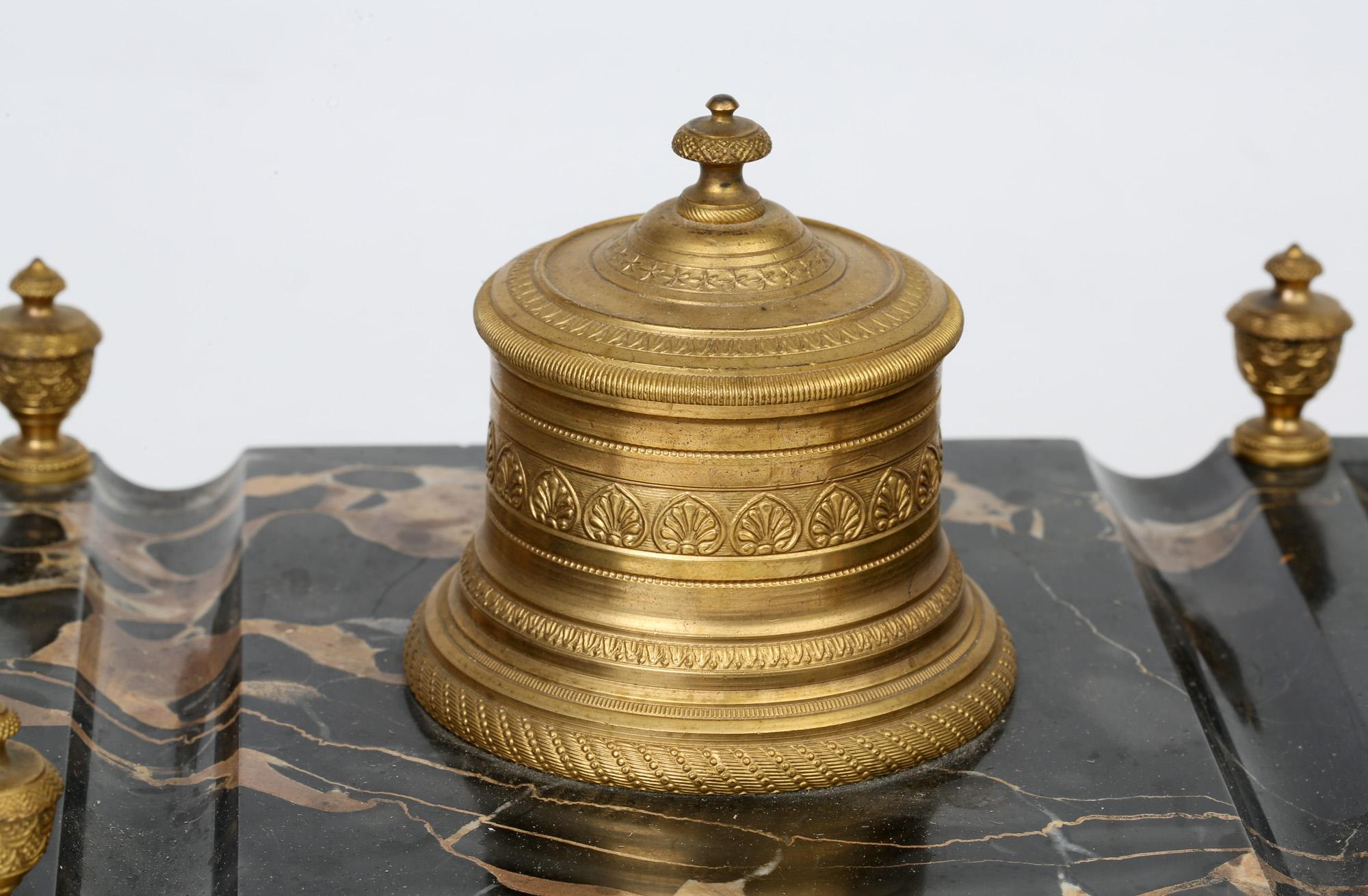 Autre Support de bureau en marbre de style Empire français monté en bronze doré en vente