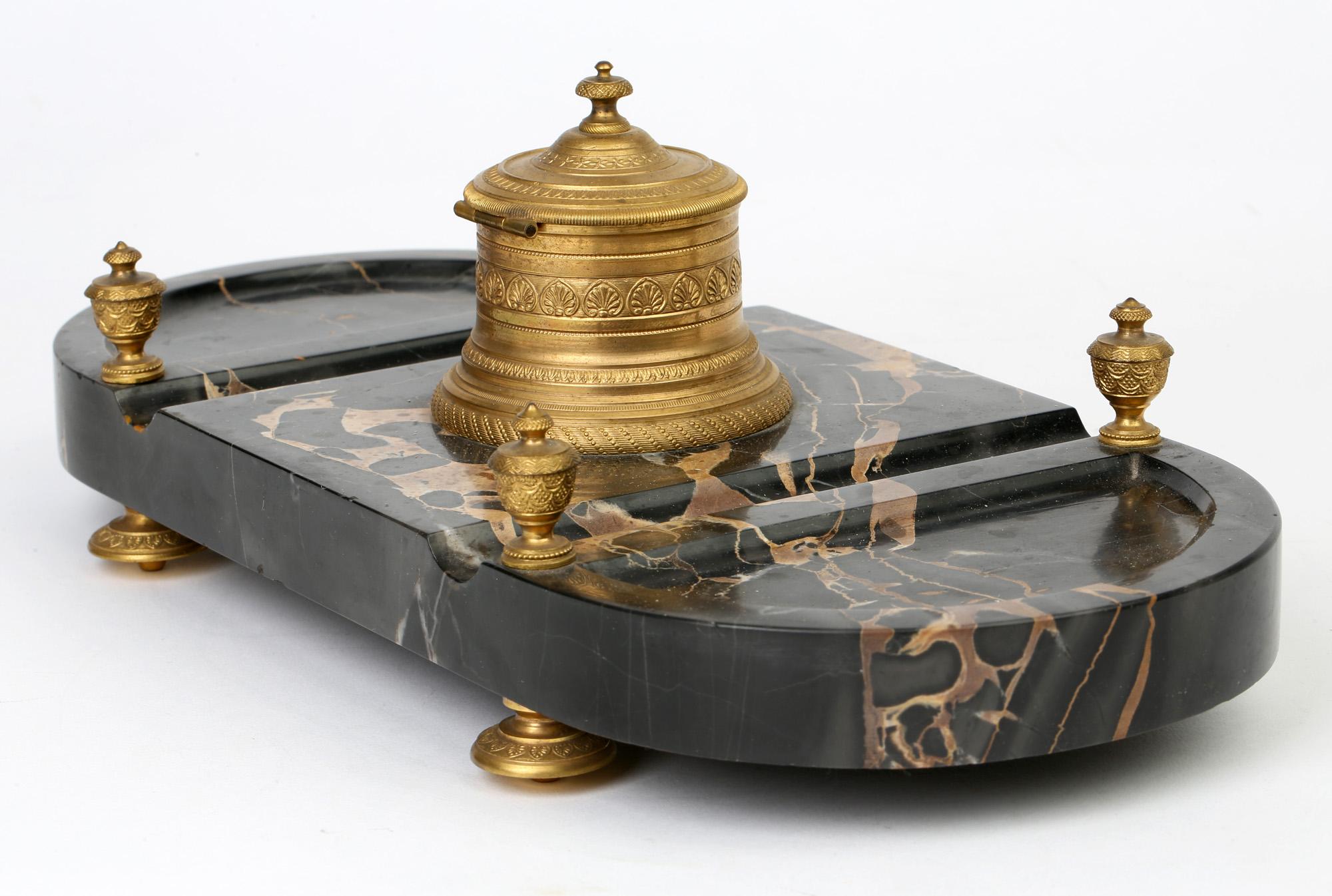 Milieu du XIXe siècle Support de bureau en marbre de style Empire français monté en bronze doré en vente