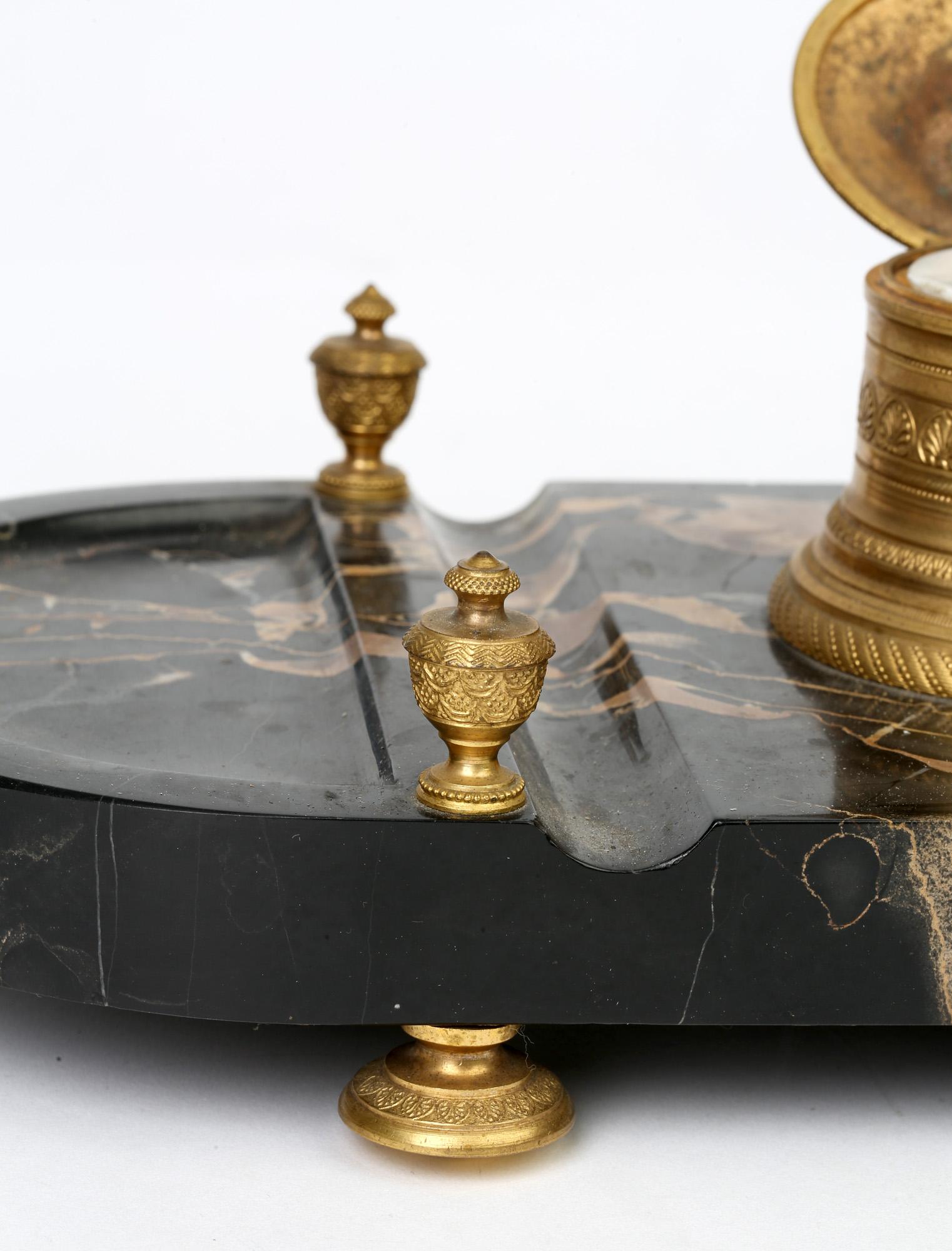 Support de bureau en marbre de style Empire français monté en bronze doré en vente 1