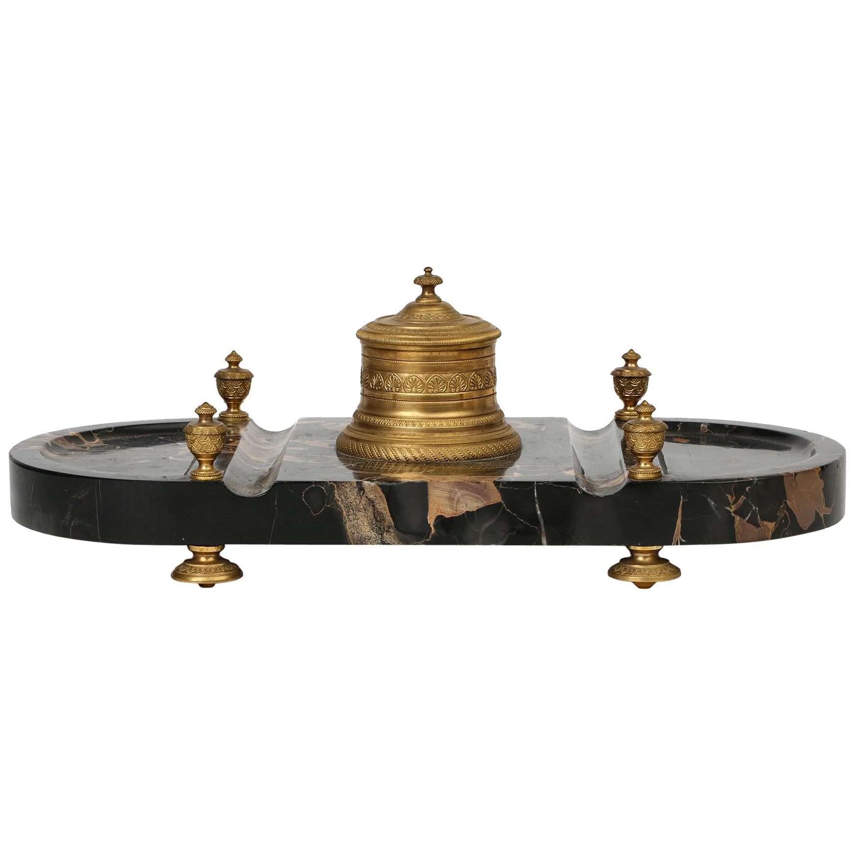 Schreibtischständer aus Marmor im Empire-Stil mit Goldbronze-Montierung im Angebot