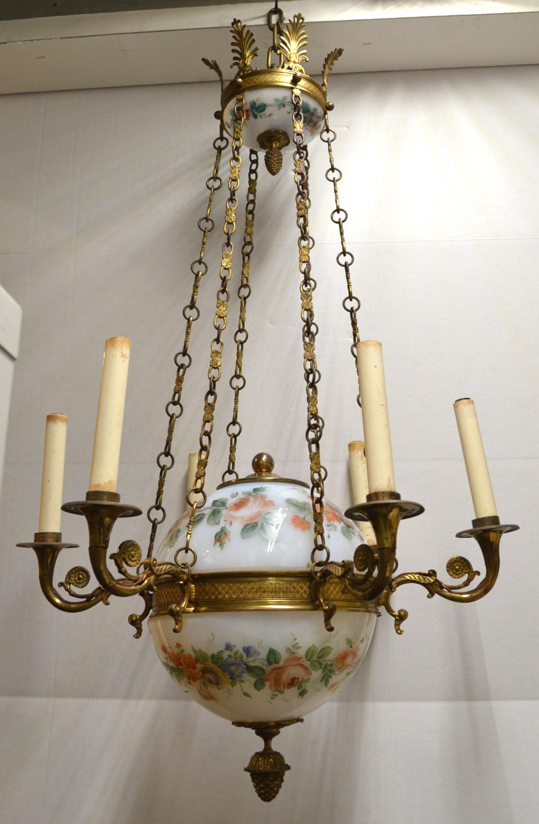 Kronleuchter aus bemaltem Opalglas und Bronze im französischen Empire-Stil im Angebot 1