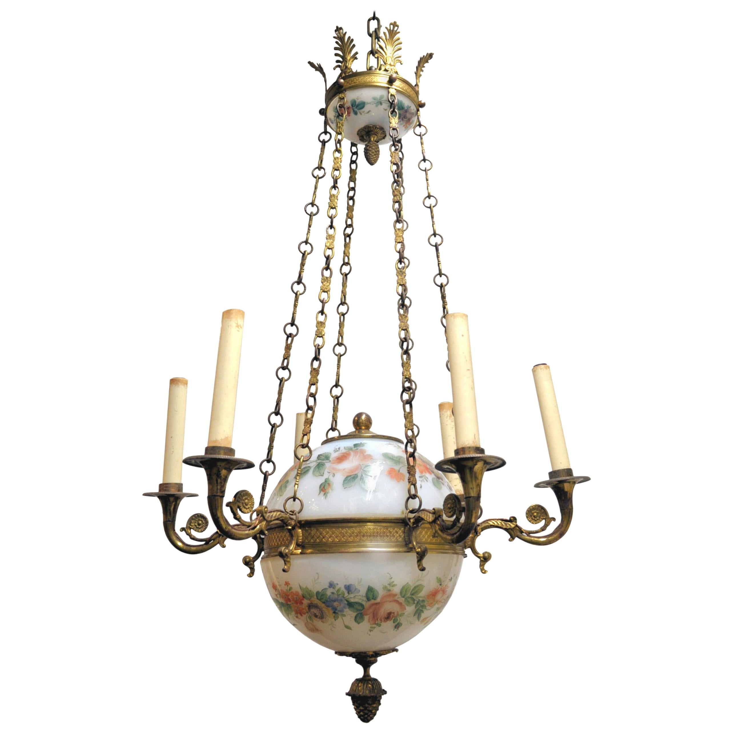Kronleuchter aus bemaltem Opalglas und Bronze im französischen Empire-Stil im Angebot
