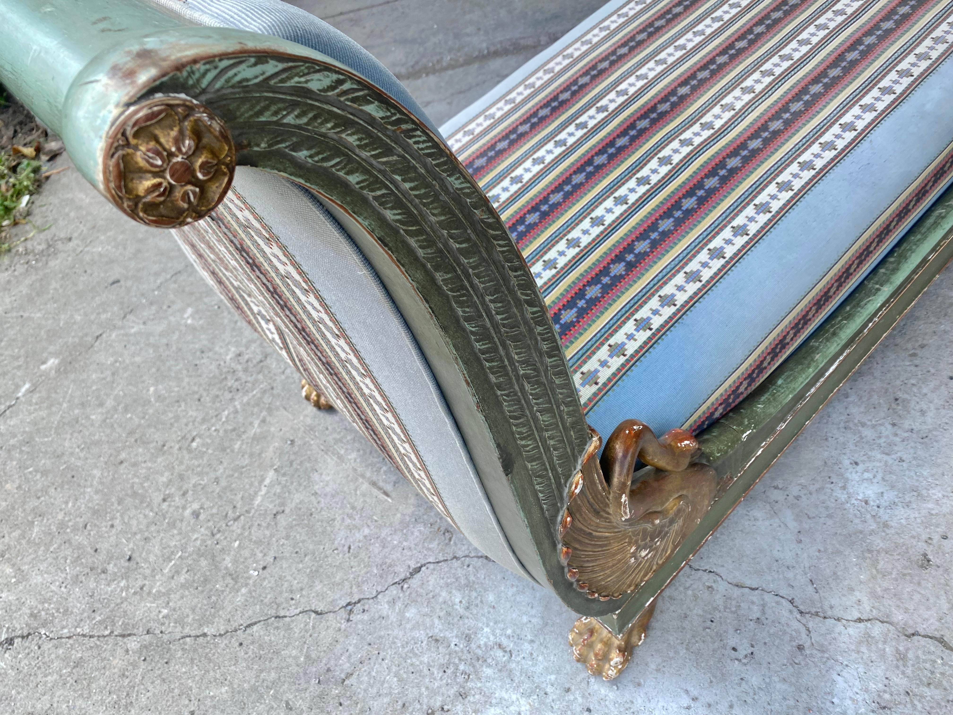 Französisch Empire-Stil lackiert hölzernen Daybed / Chaise mit geschnitzten Schwan Seite (Vergoldet) im Angebot