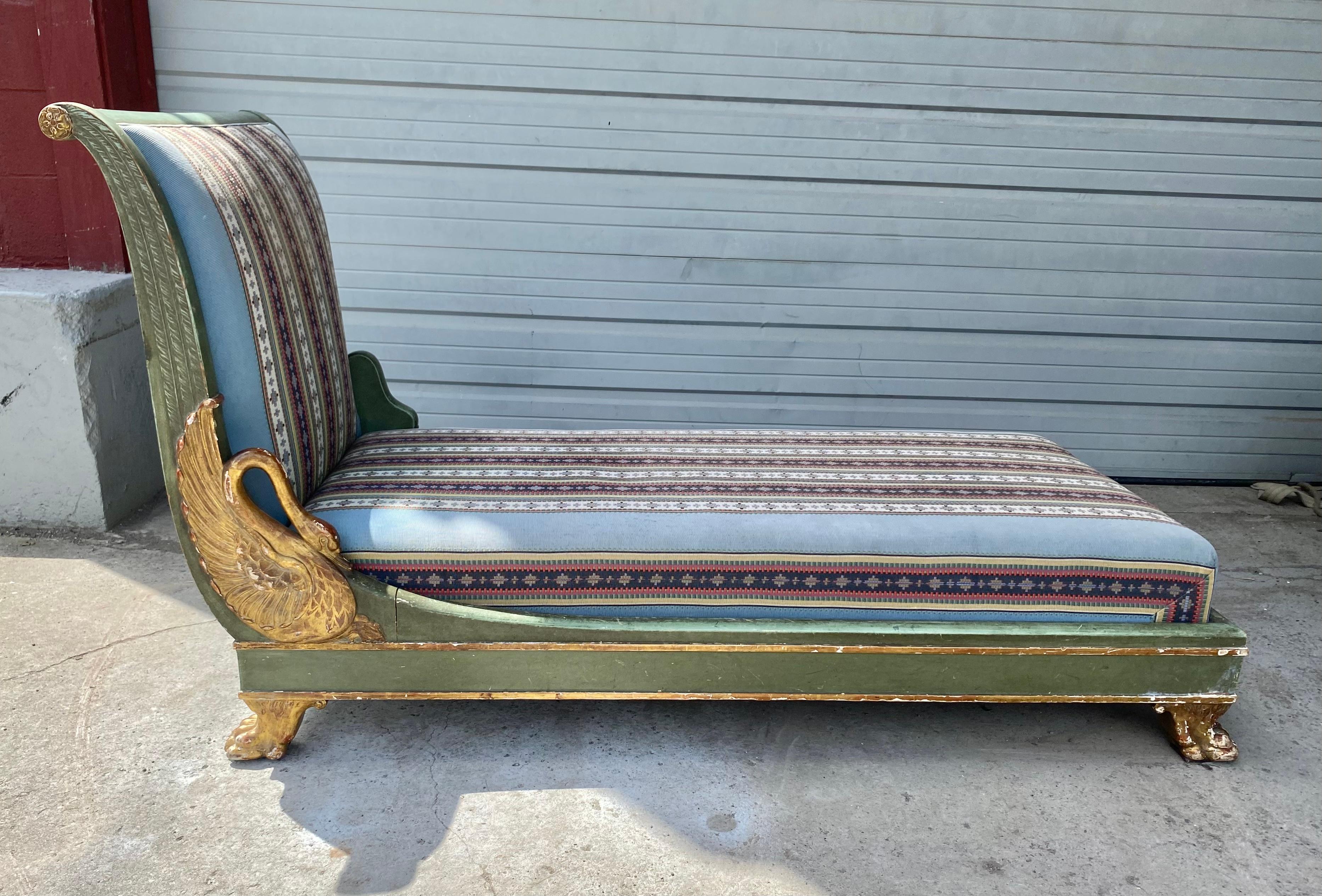 Début du 20ème siècle Lit de jour / chaise en bois peint de style Empire français avec côté en forme de cygne sculpté en vente