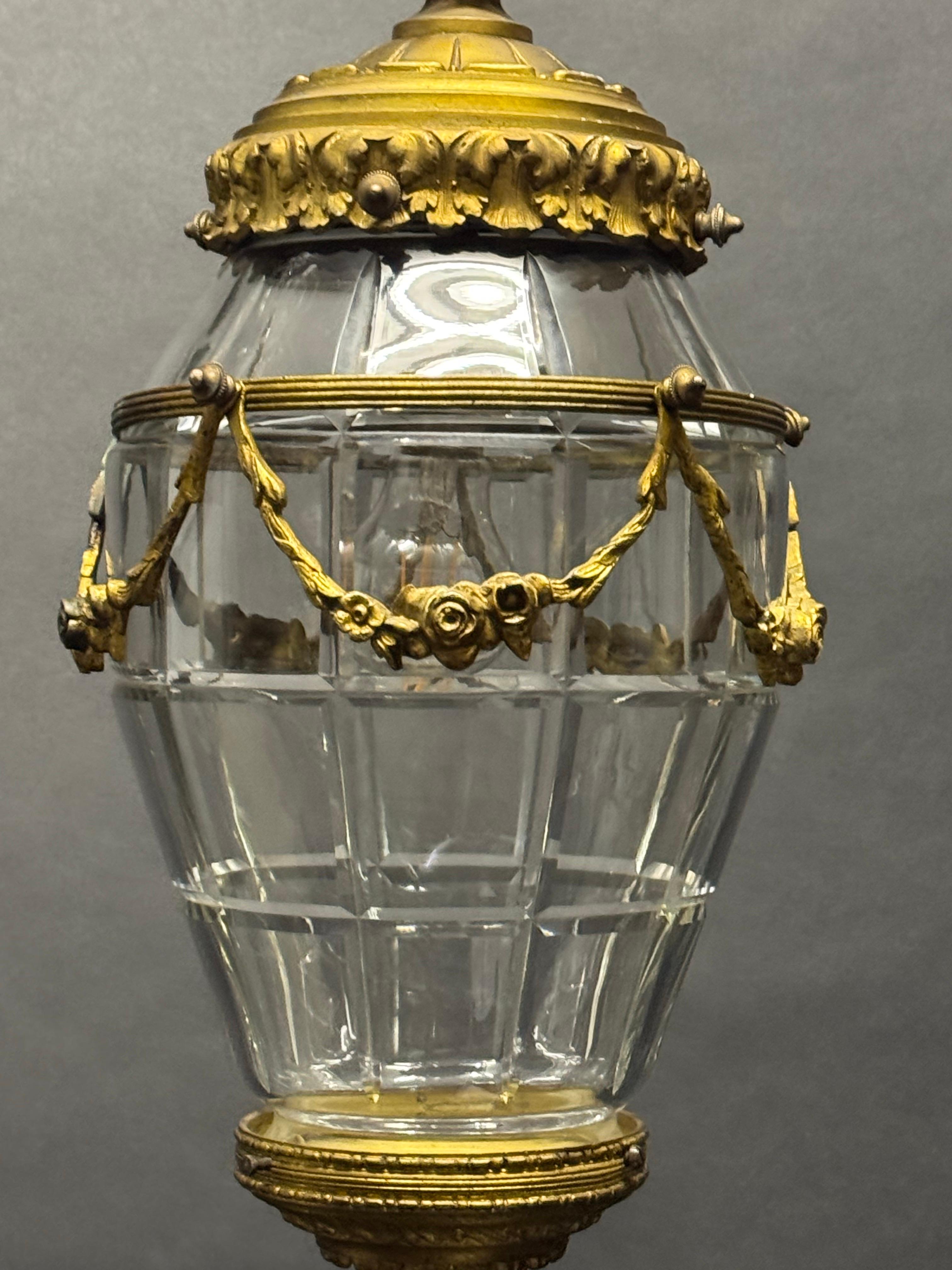 Eine Jugendstilleuchte aus Bronze und geschliffenen Kristallen  Anhänger, um 1900.
Sockel: Ein x e27 (Edison) für Standard-Schraubglühbirnen.


         