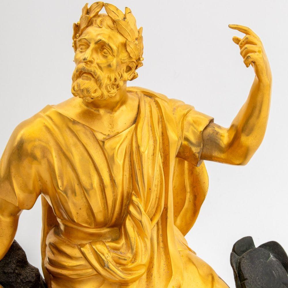 Französisch Empire-Stil Philosophen vergoldet und patiniert Bronze Clock Mount, Mitte des 19. Jahrhunderts, zeigt Sokrates auf einem Felsen sitzend, Schreiben 