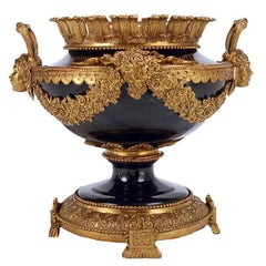 Urna de Porcelana Estilo Imperio Francés con Adornos de Bronce Dore