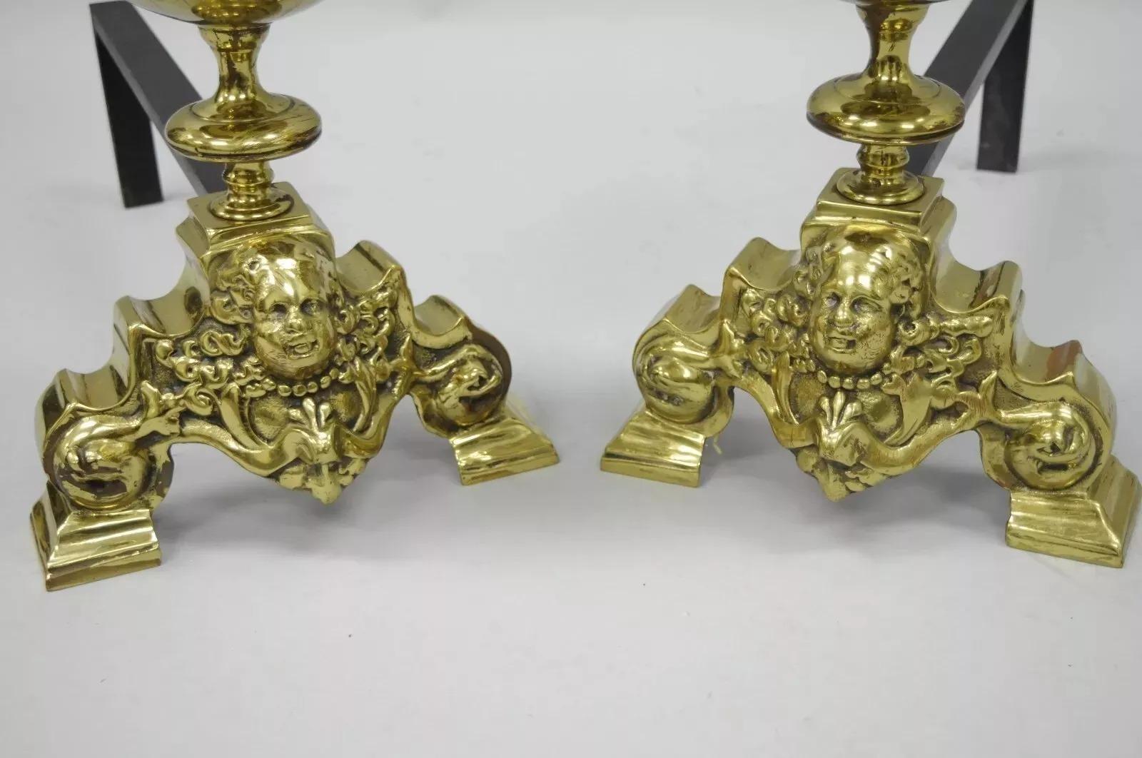 Große Messing-Kanonenball-Feuerböcke im französischen Empire-Stil von Putty Cherub im Empire-Stil - ein Paar (Unbekannt) im Angebot