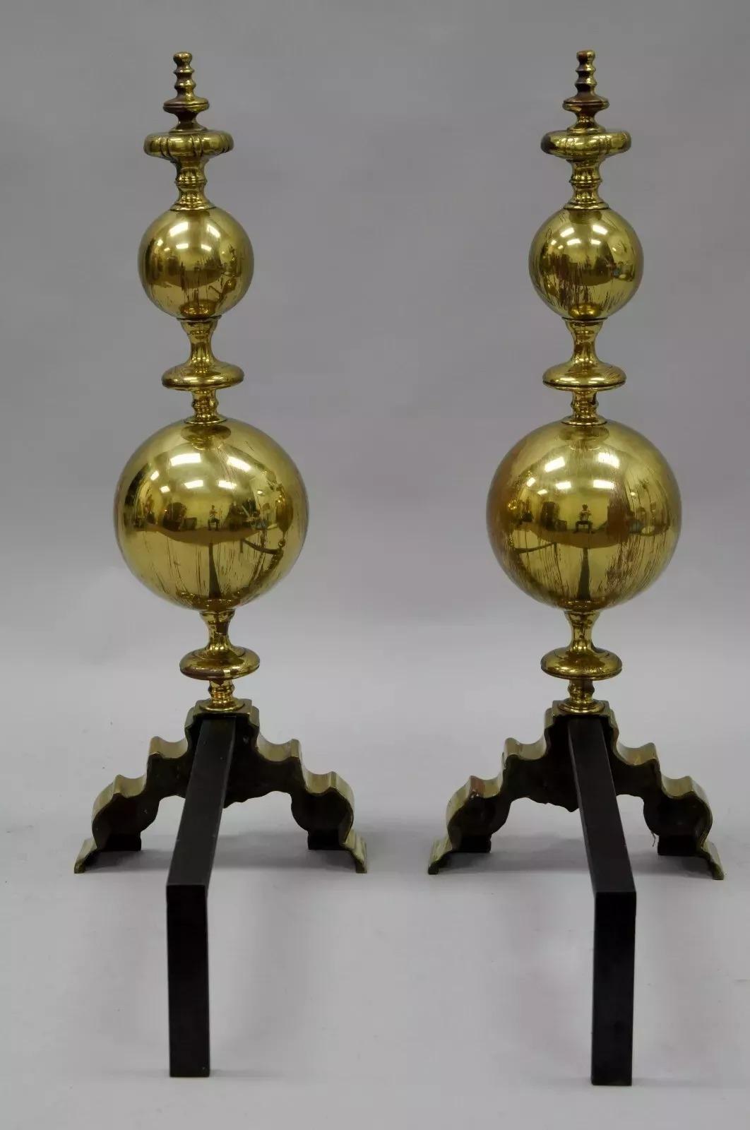 Große Messing-Kanonenball-Feuerböcke im französischen Empire-Stil von Putty Cherub im Empire-Stil - ein Paar (20. Jahrhundert) im Angebot