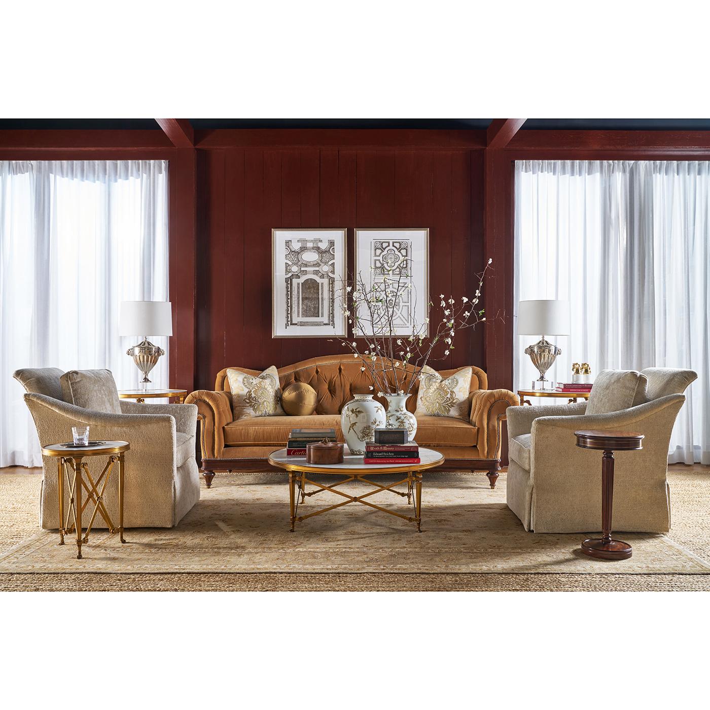 Design/One du début du 19e siècle, avec un plateau en quartz et un cadre mouluré raffiné, cette table allie l'élégance classique à des matériaux luxueux. Son cadre en laiton présente des pieds fuselés en fonte, ornés de pattes stylisées - une marque