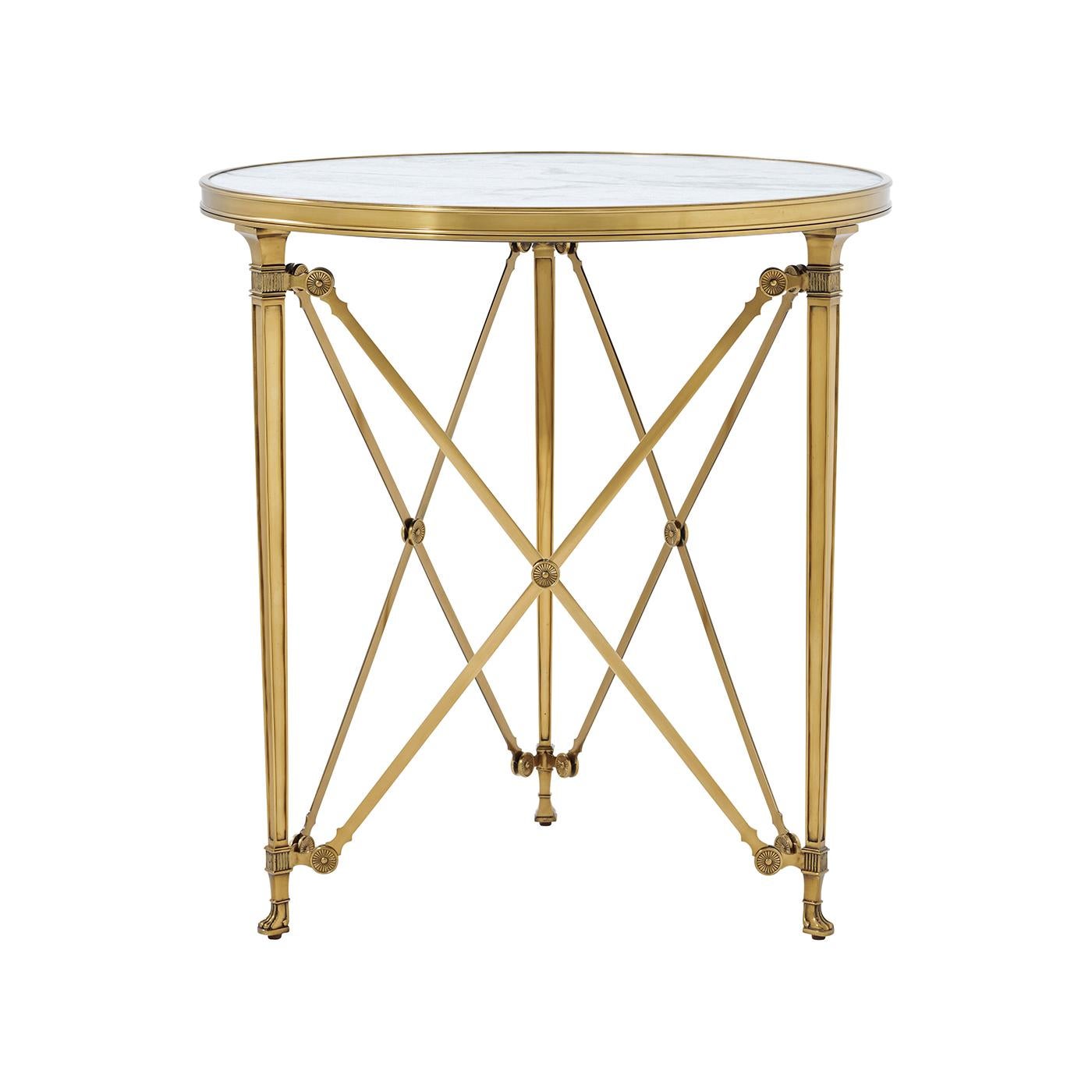 Französisches Design aus dem frühen 19. Jahrhundert, verankert in einer Quarzplatte mit einer raffiniert geformten Einfassung. Dieser Tisch verbindet klassische Eleganz mit luxuriösen Materialien. Der kühne Messingrahmen mit seinen gegossenen, spitz