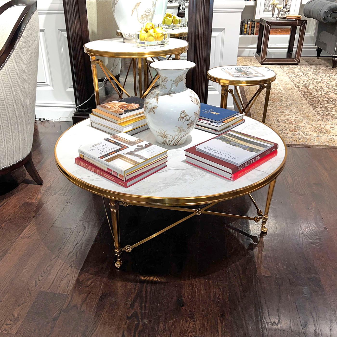 Runder Beistelltisch im französischen Empire-Stil im Zustand „Neu“ im Angebot in Westwood, NJ