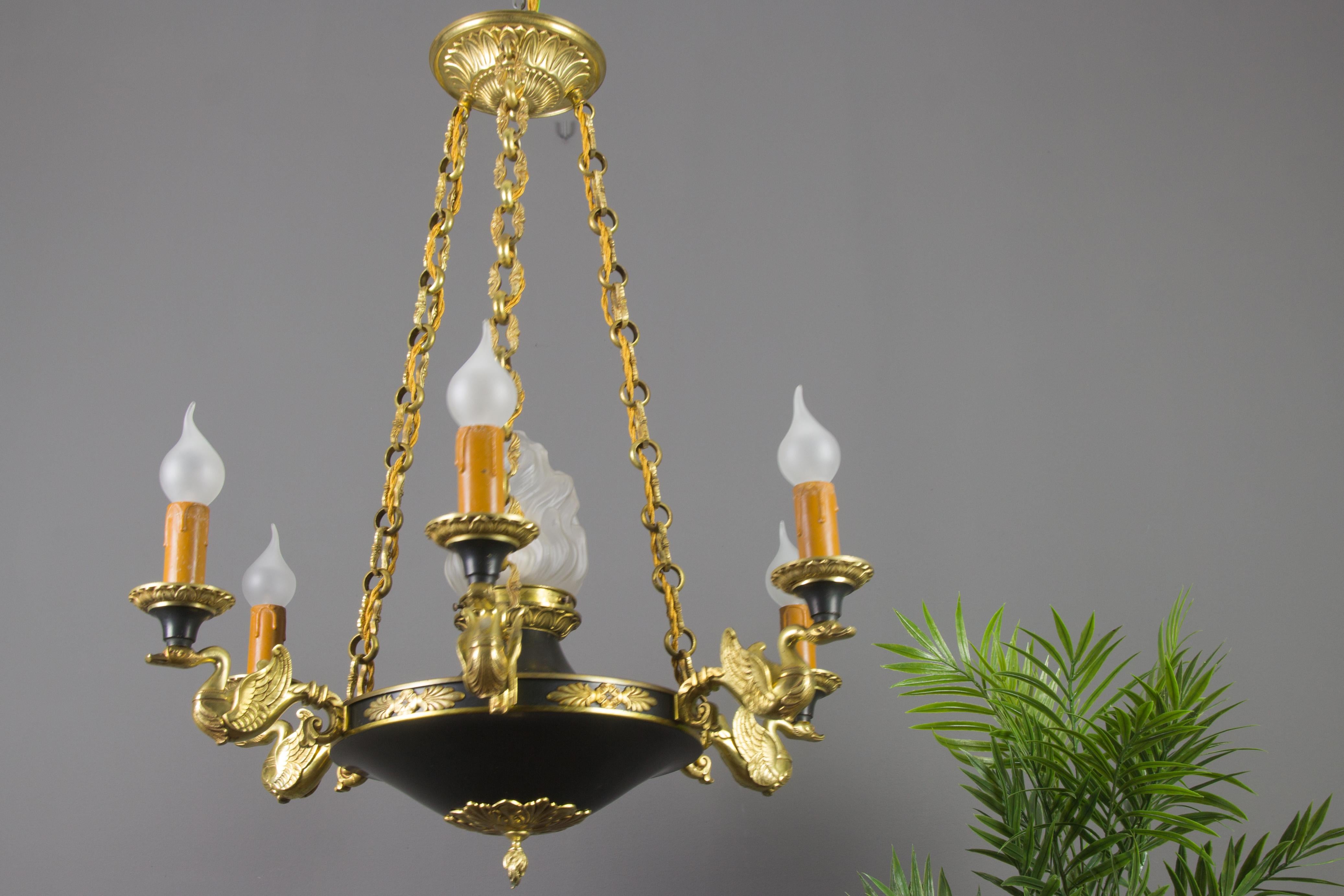 Französischer siebenflammiger Kronleuchter aus Bronze, Messing und Glas im Empire-Stil, 1920er Jahre (Mattiert) im Angebot