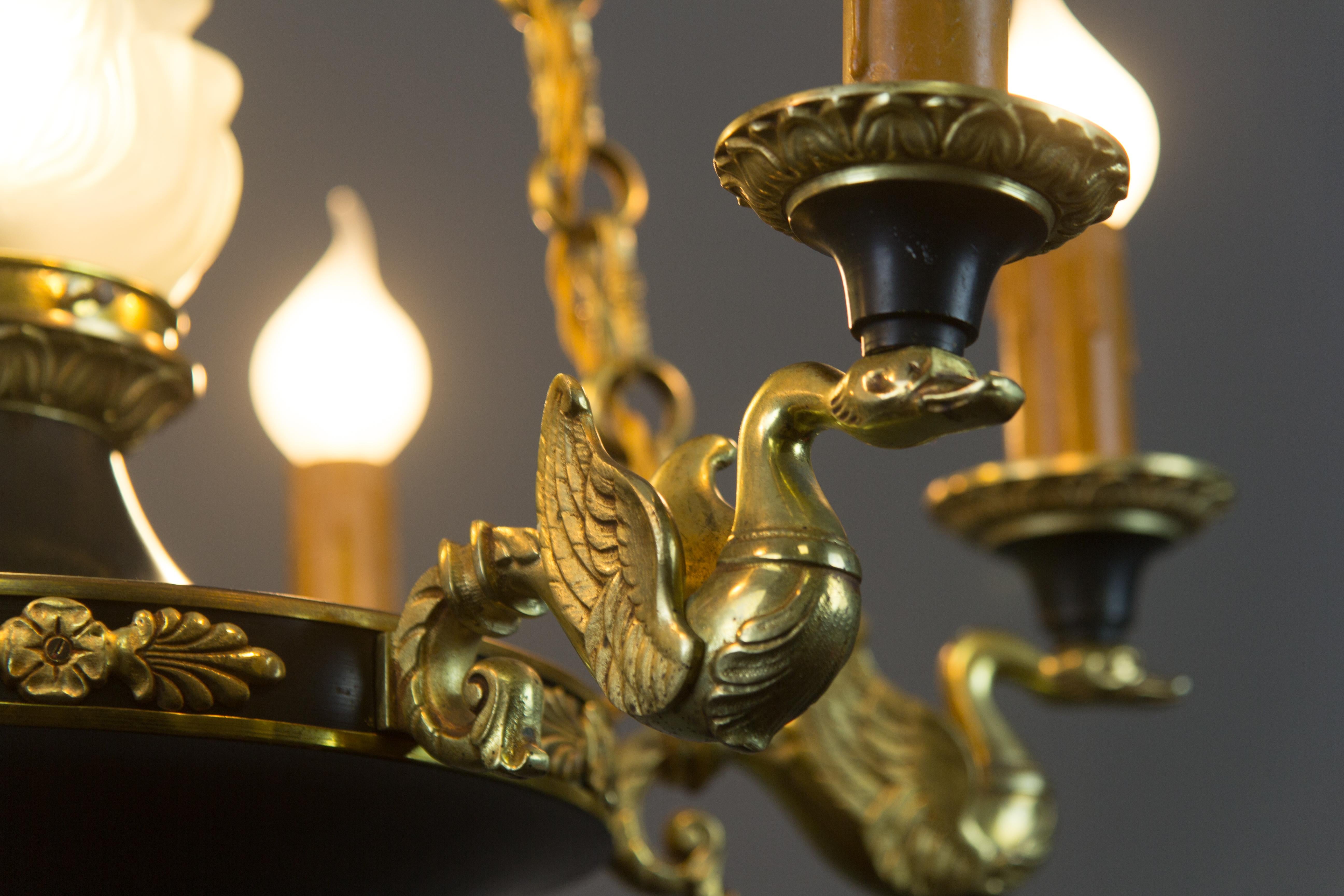 Französischer siebenflammiger Kronleuchter aus Bronze, Messing und Glas im Empire-Stil, 1920er Jahre im Zustand „Gut“ im Angebot in Barntrup, DE