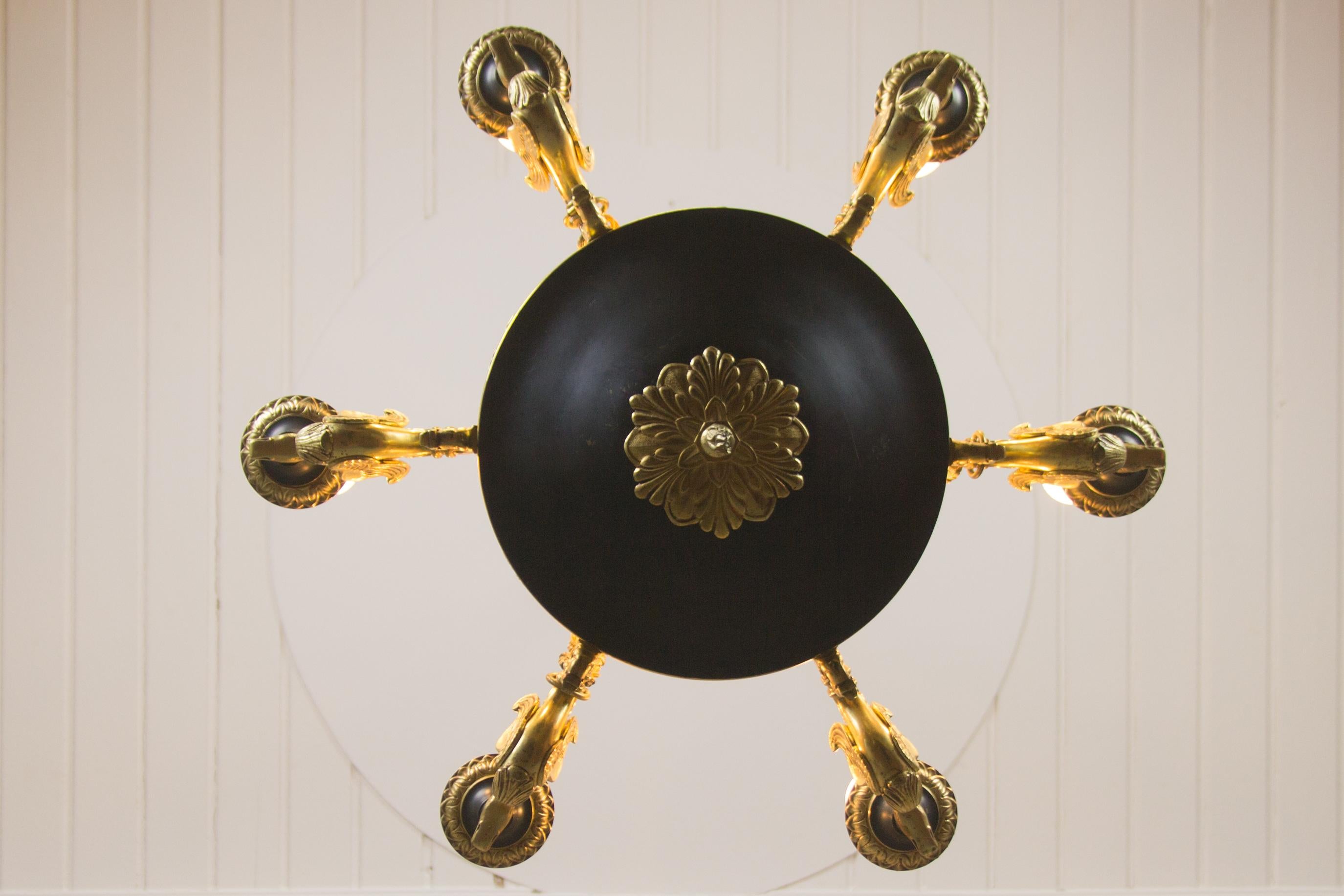 Französischer siebenflammiger Kronleuchter aus Bronze, Messing und Glas im Empire-Stil, 1920er Jahre (Frühes 20. Jahrhundert) im Angebot