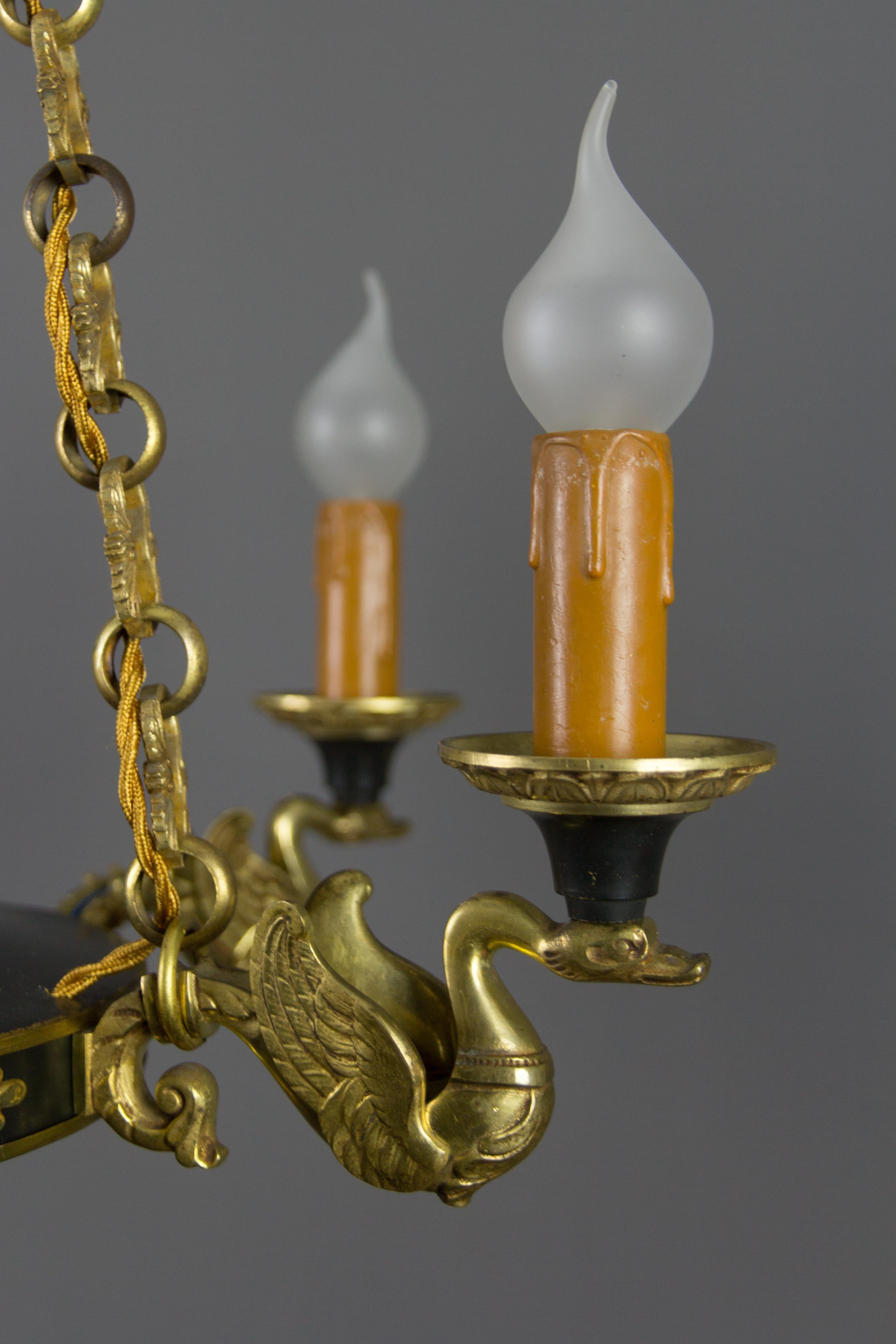 Französischer siebenflammiger Kronleuchter aus Bronze, Messing und Glas im Empire-Stil, 1920er Jahre im Angebot 1