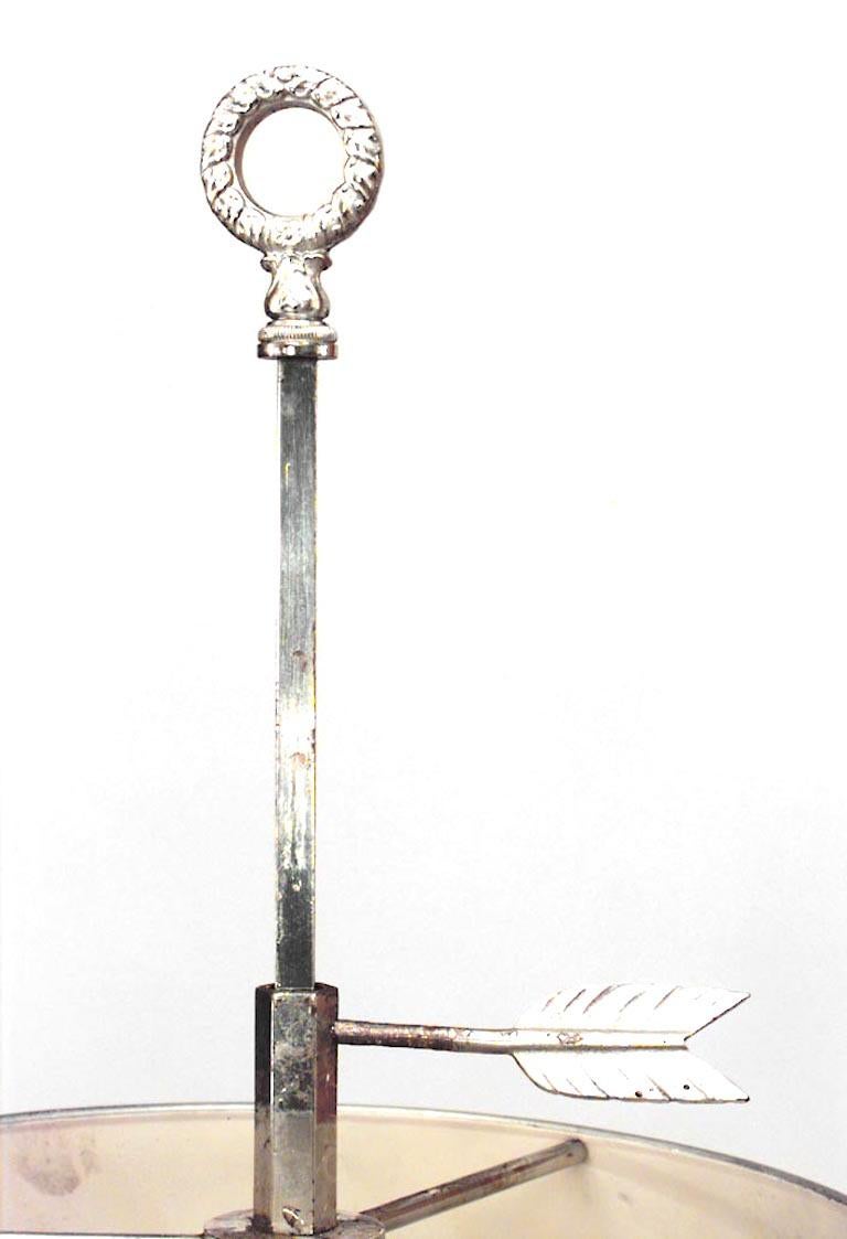 Französischer Empire-Stil (20. Jahrhundert), 3-armige Bouillotte-Tischlampe aus Silberblech mit Hornmotiv und grünem Tole-Schirm.

