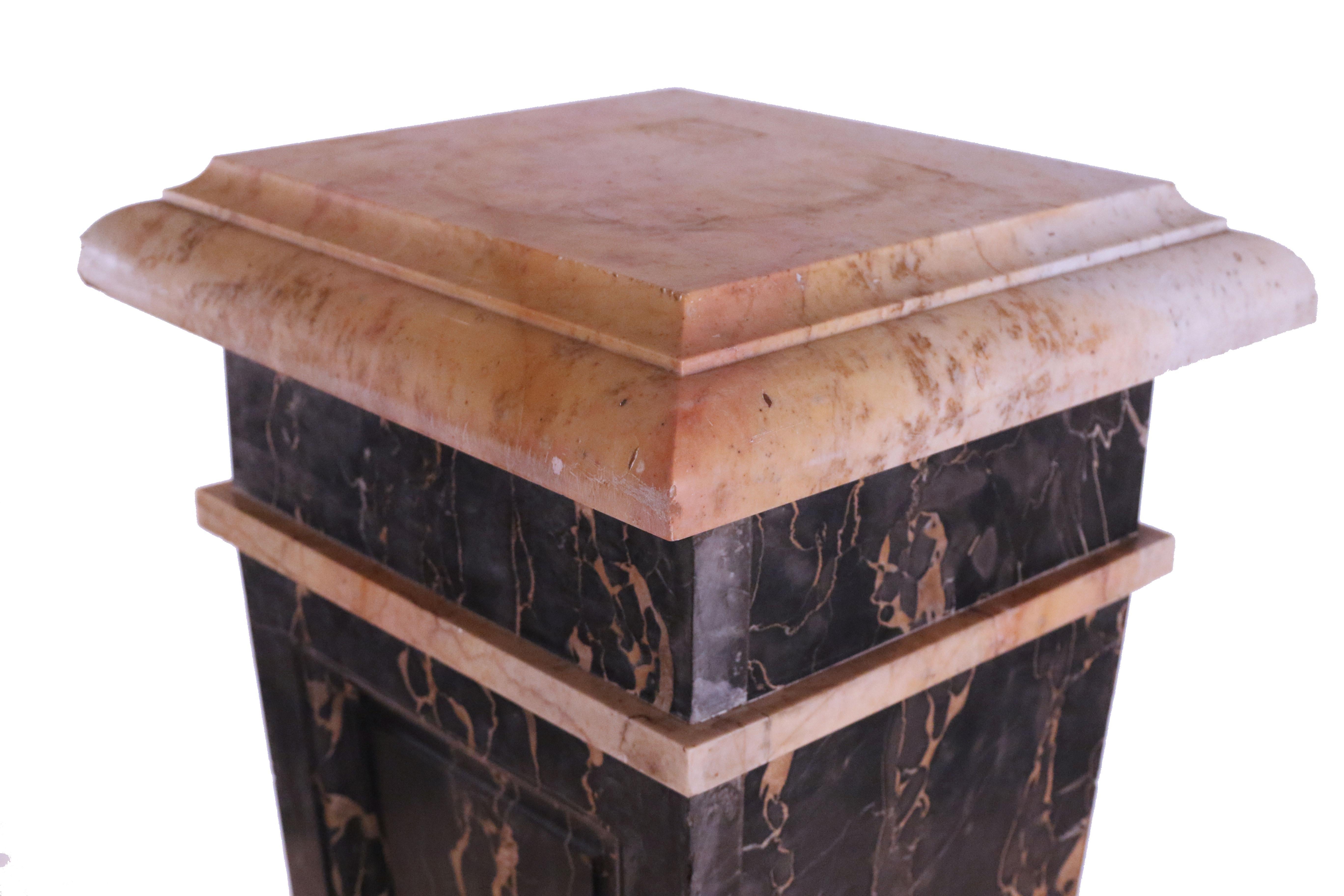 French Empire Style Massiv Schwarz und Beige Marmor Pedestal im Angebot 2