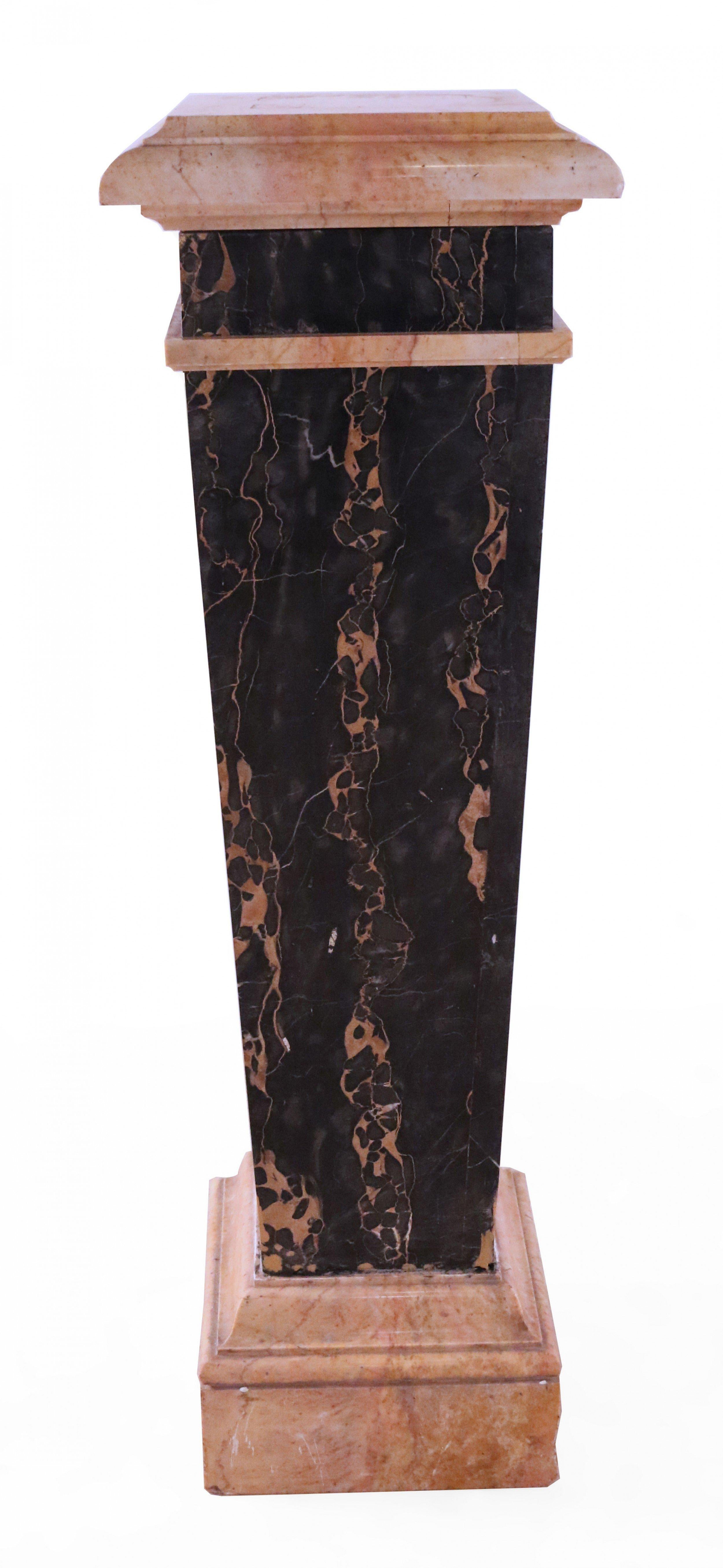 French Empire Style Massiv Schwarz und Beige Marmor Pedestal (Französisch) im Angebot