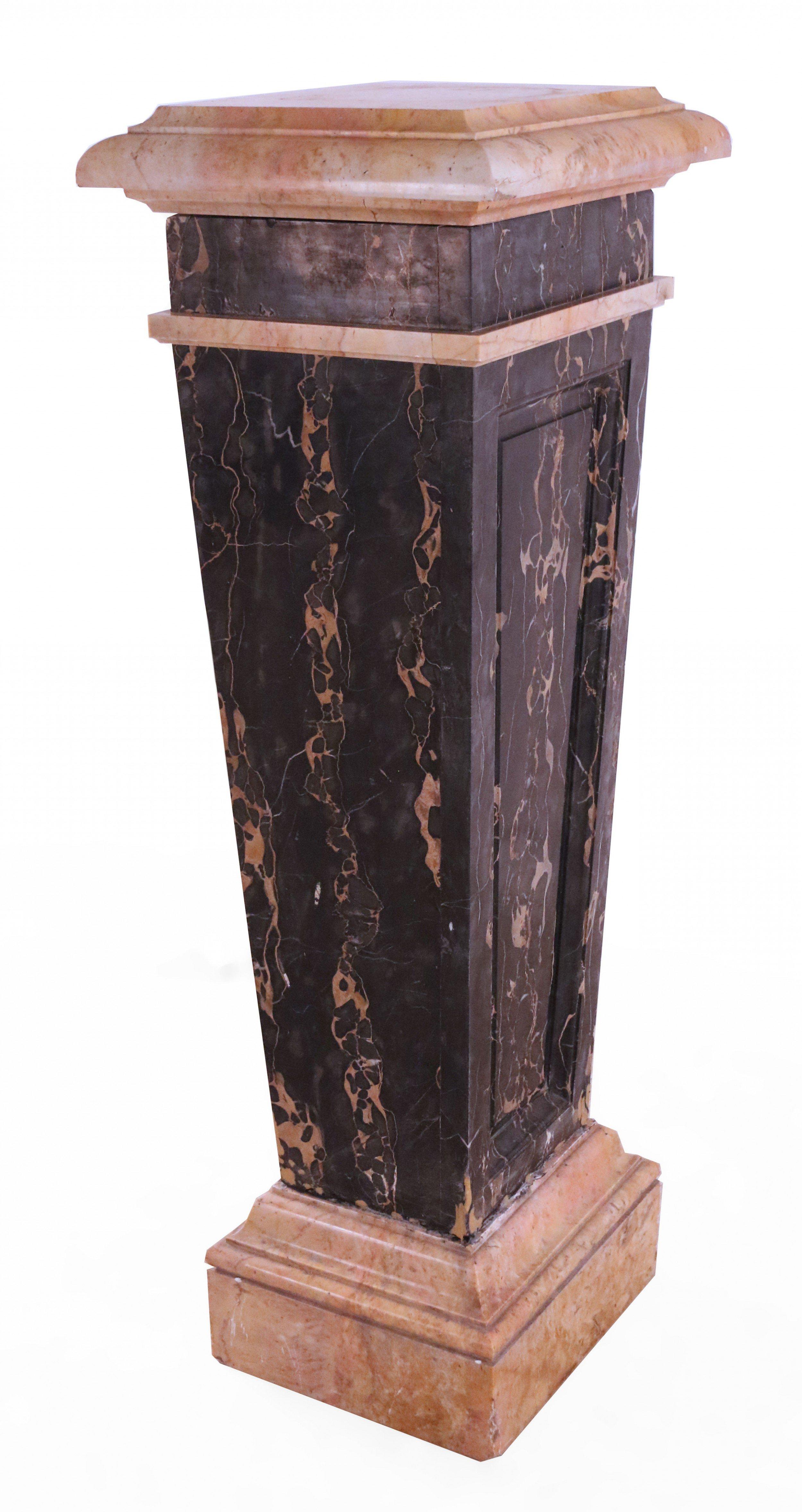 French Empire Style Massiv Schwarz und Beige Marmor Pedestal (Handgefertigt) im Angebot