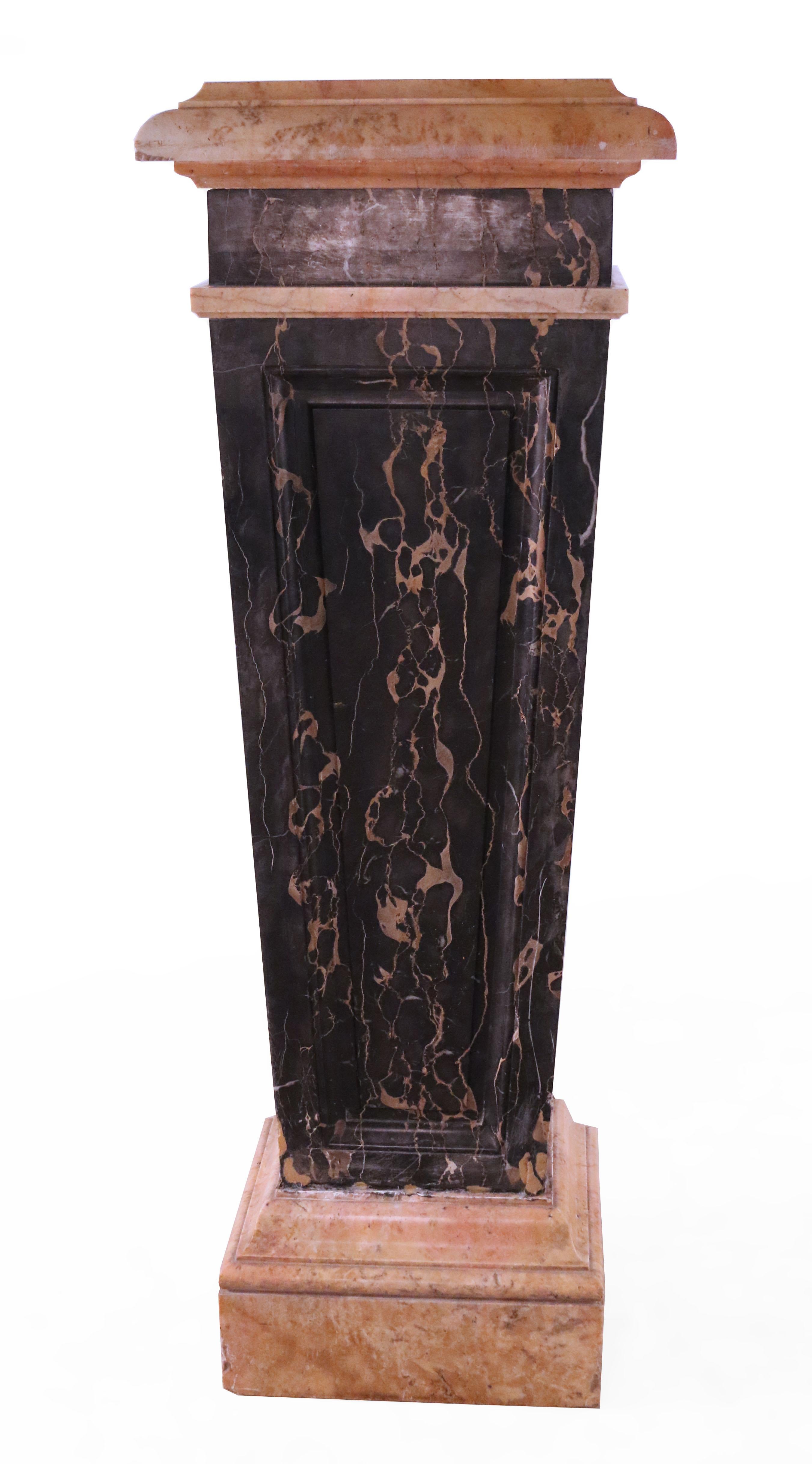 French Empire Style Massiv Schwarz und Beige Marmor Pedestal im Zustand „Gut“ im Angebot in Queens, NY