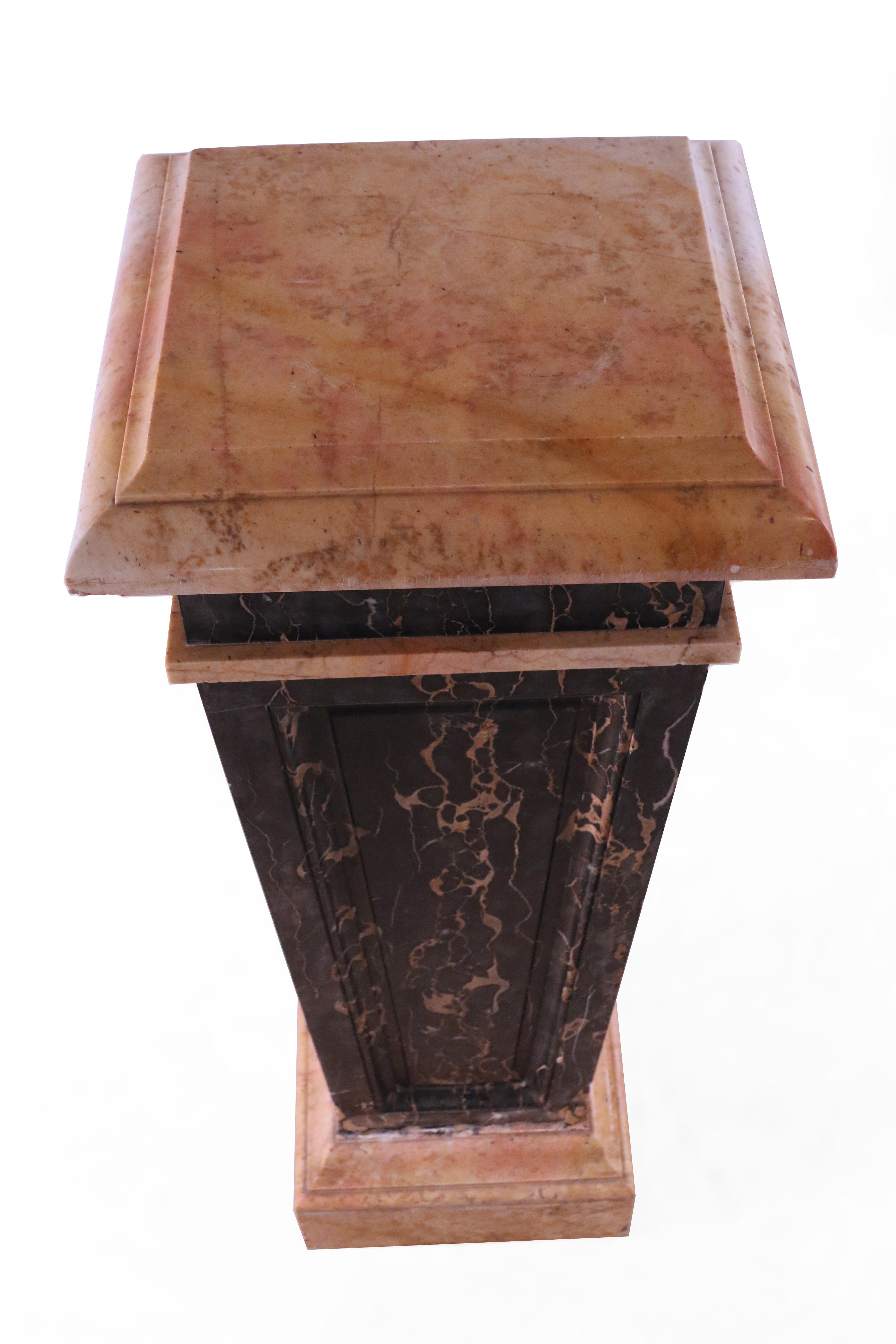 French Empire Style Massiv Schwarz und Beige Marmor Pedestal (Porzellan) im Angebot