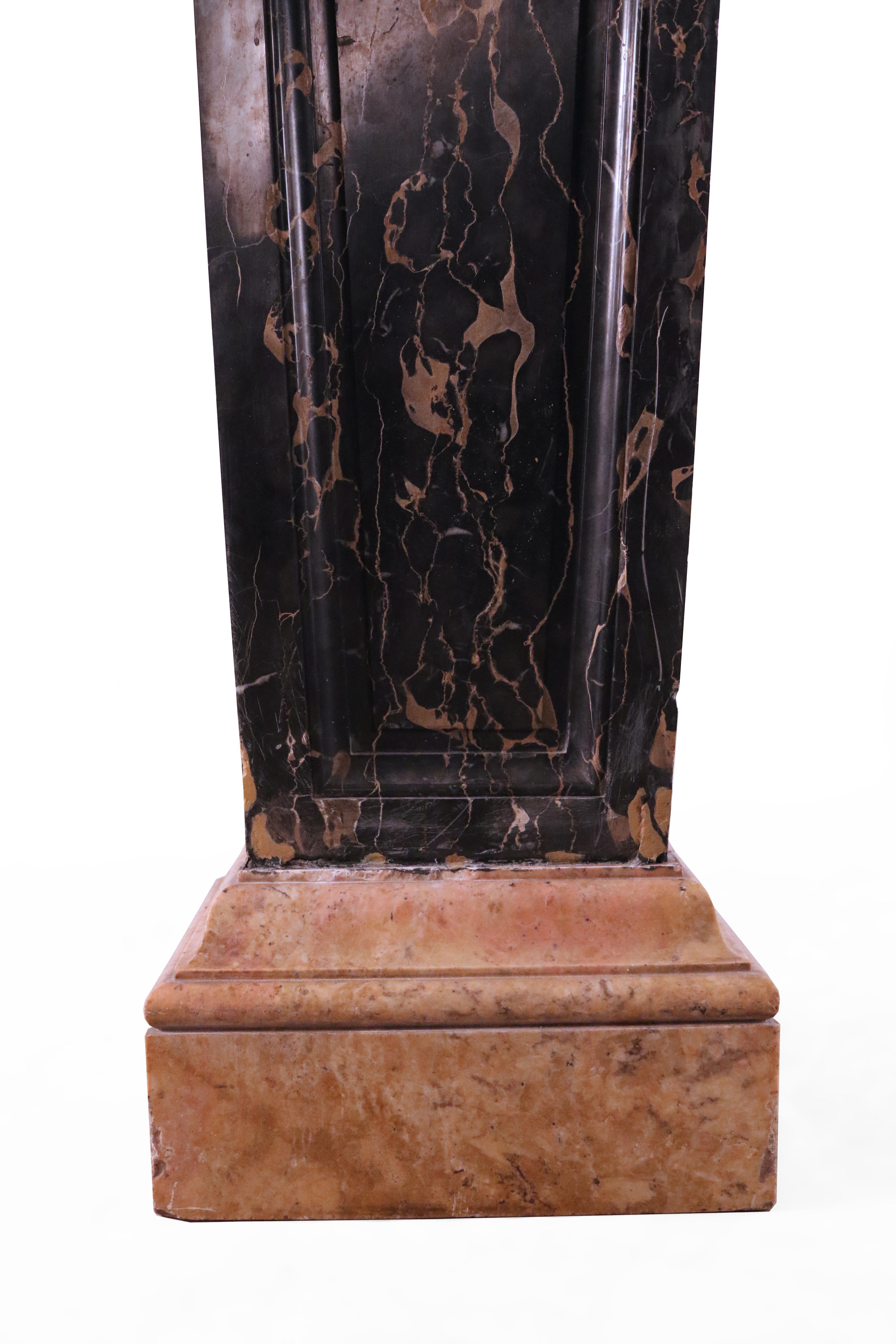 French Empire Style Massiv Schwarz und Beige Marmor Pedestal im Angebot 1