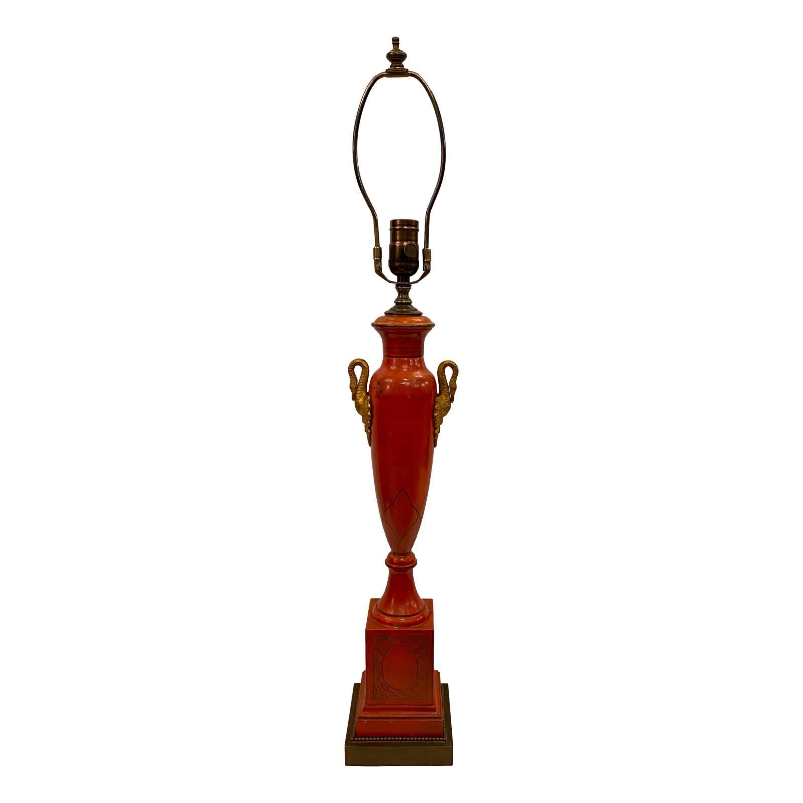 Une seule lampe de table française de style Empire, datant des années 1920, avec des bras de cygne en bronze doré.

Mesures :
Hauteur du corps : 23
Hauteur jusqu'au support de l'abat-jour : 32