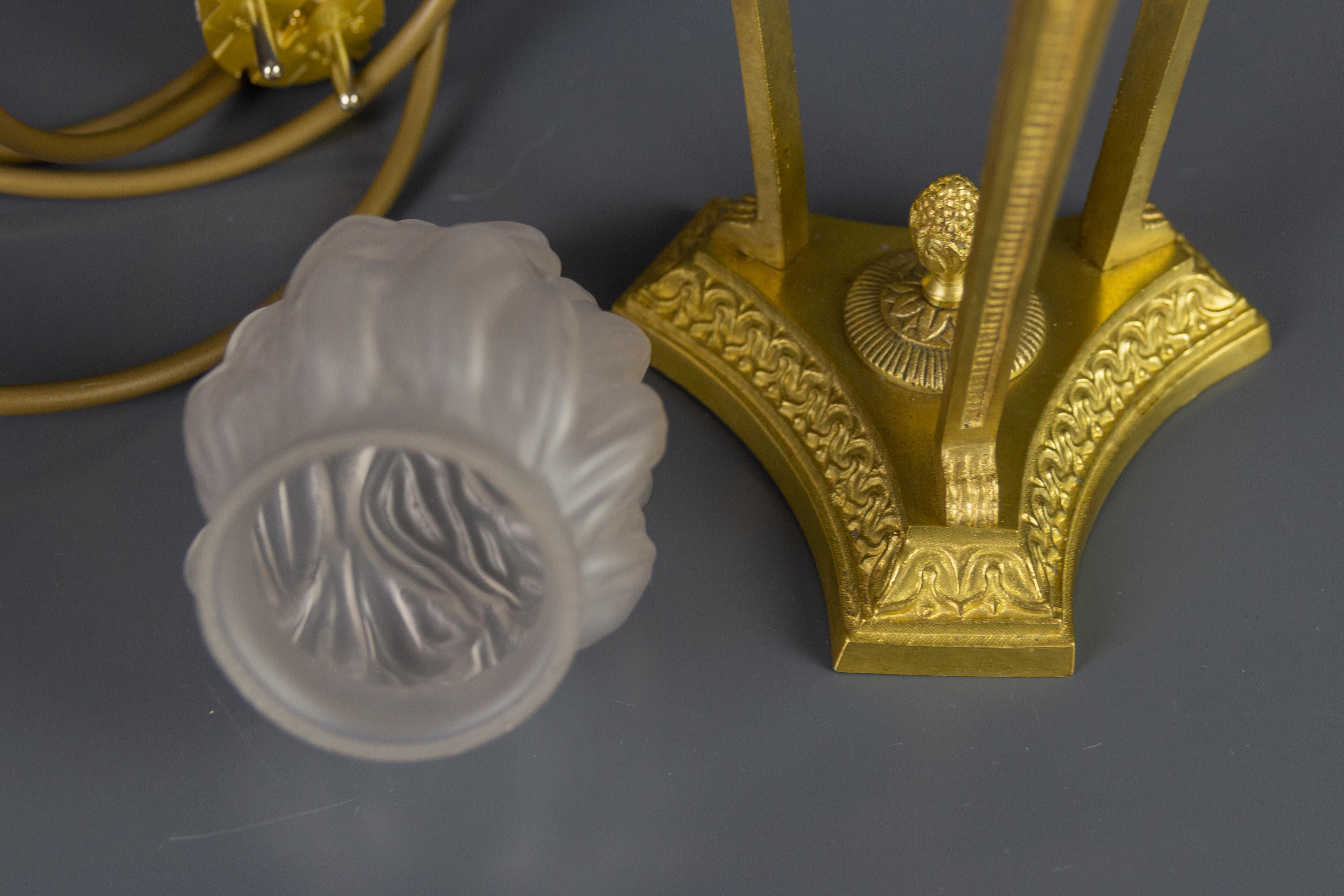 Lampe de table de style Empire français en bronze et verre dépoli en forme de flamme en vente 3