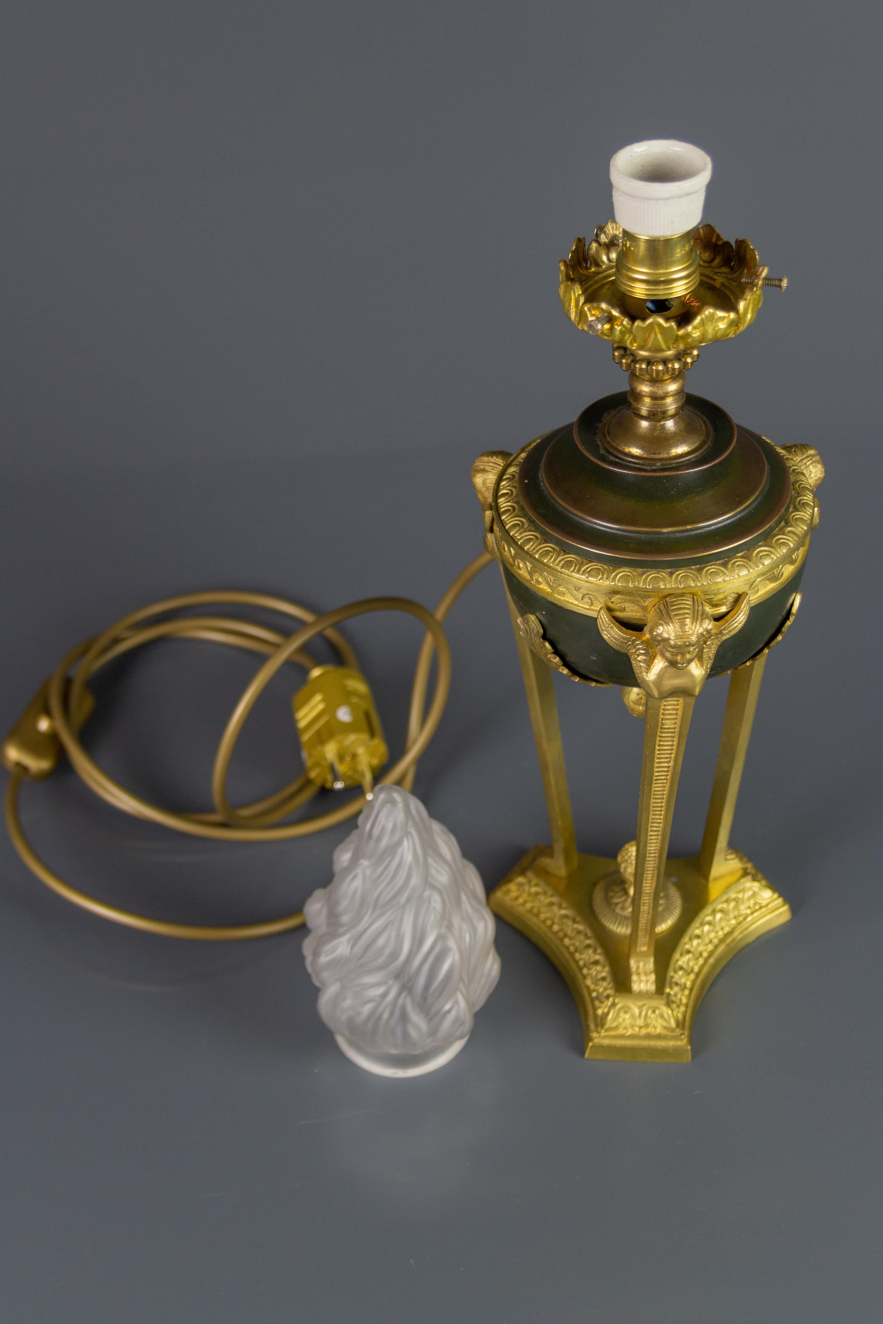 Lampe de table de style Empire français en bronze et verre dépoli en forme de flamme en vente 4
