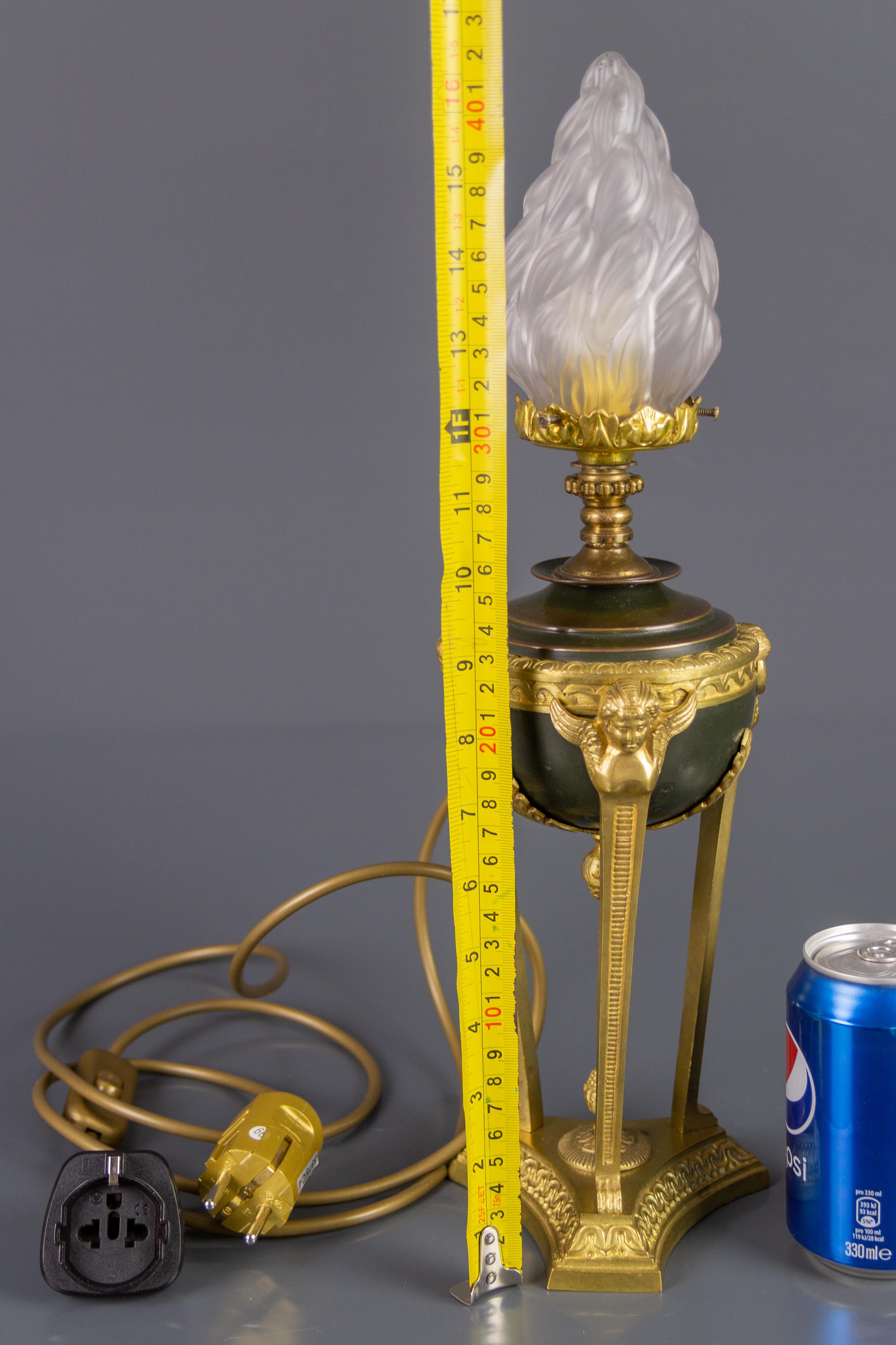 Lampe de table de style Empire français en bronze et verre dépoli en forme de flamme en vente 5