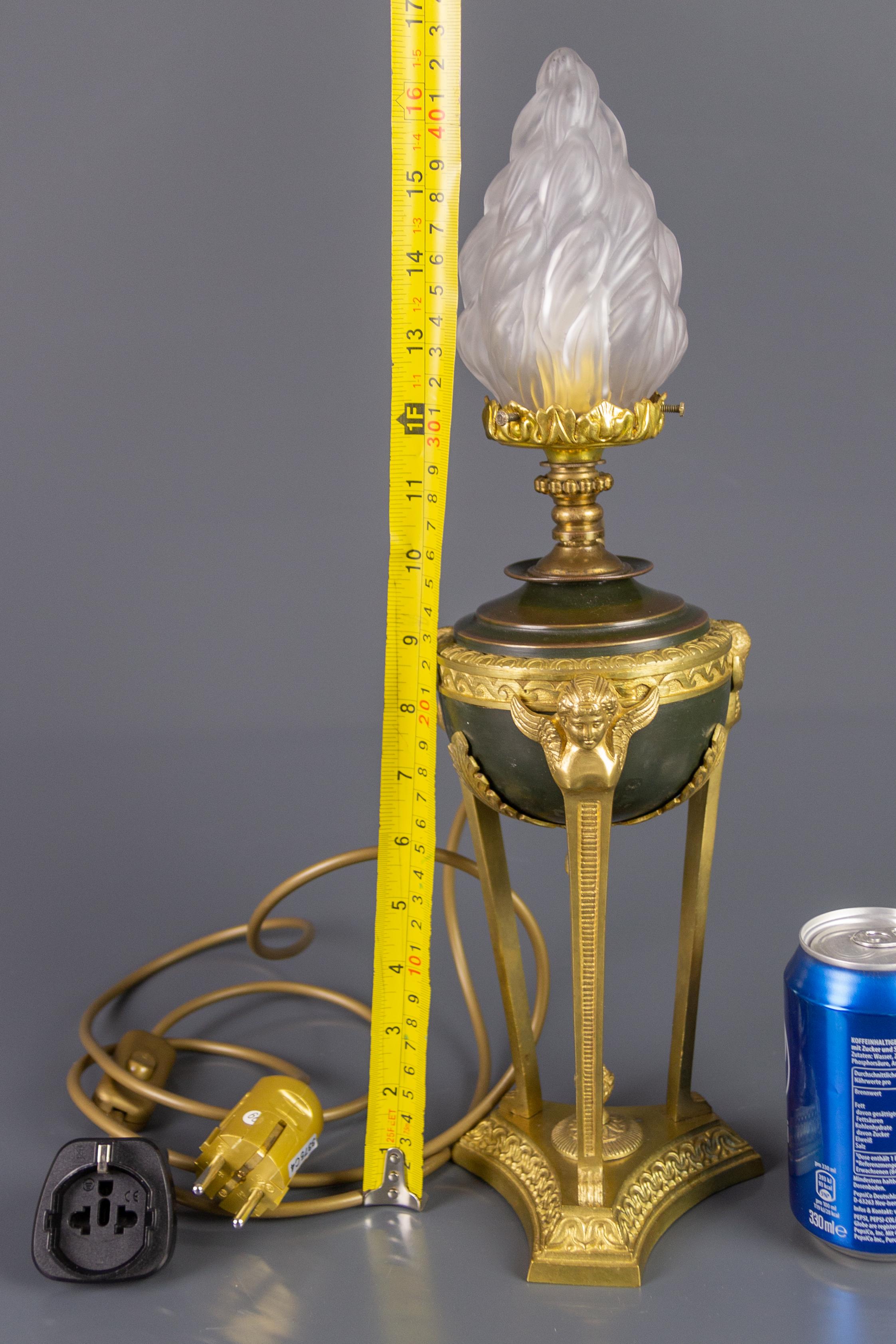 Lampe de table de style Empire français en bronze et verre dépoli en forme de flamme en vente 6