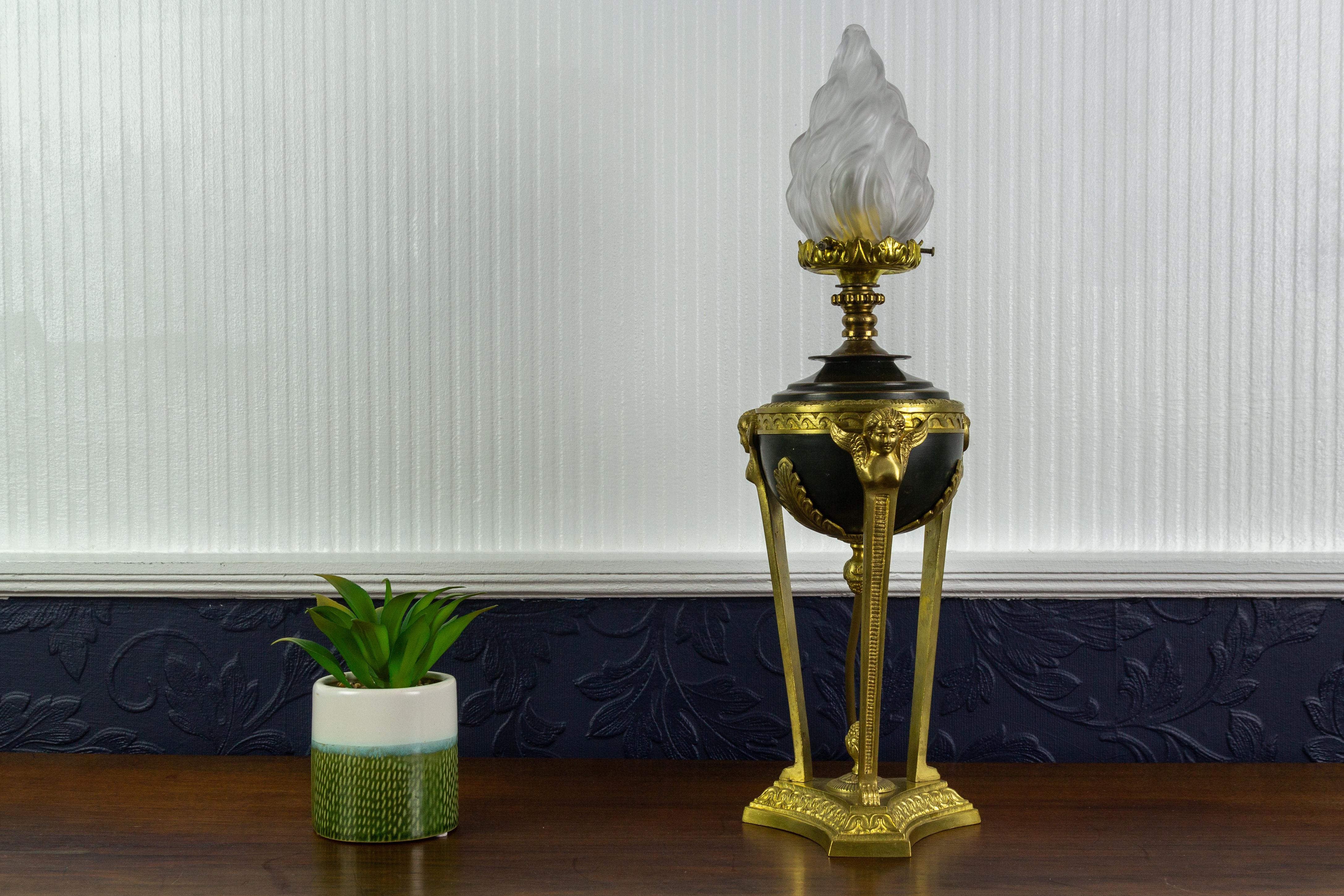 Lampe de table de style Empire français en bronze et verre dépoli en forme de flamme en vente 8