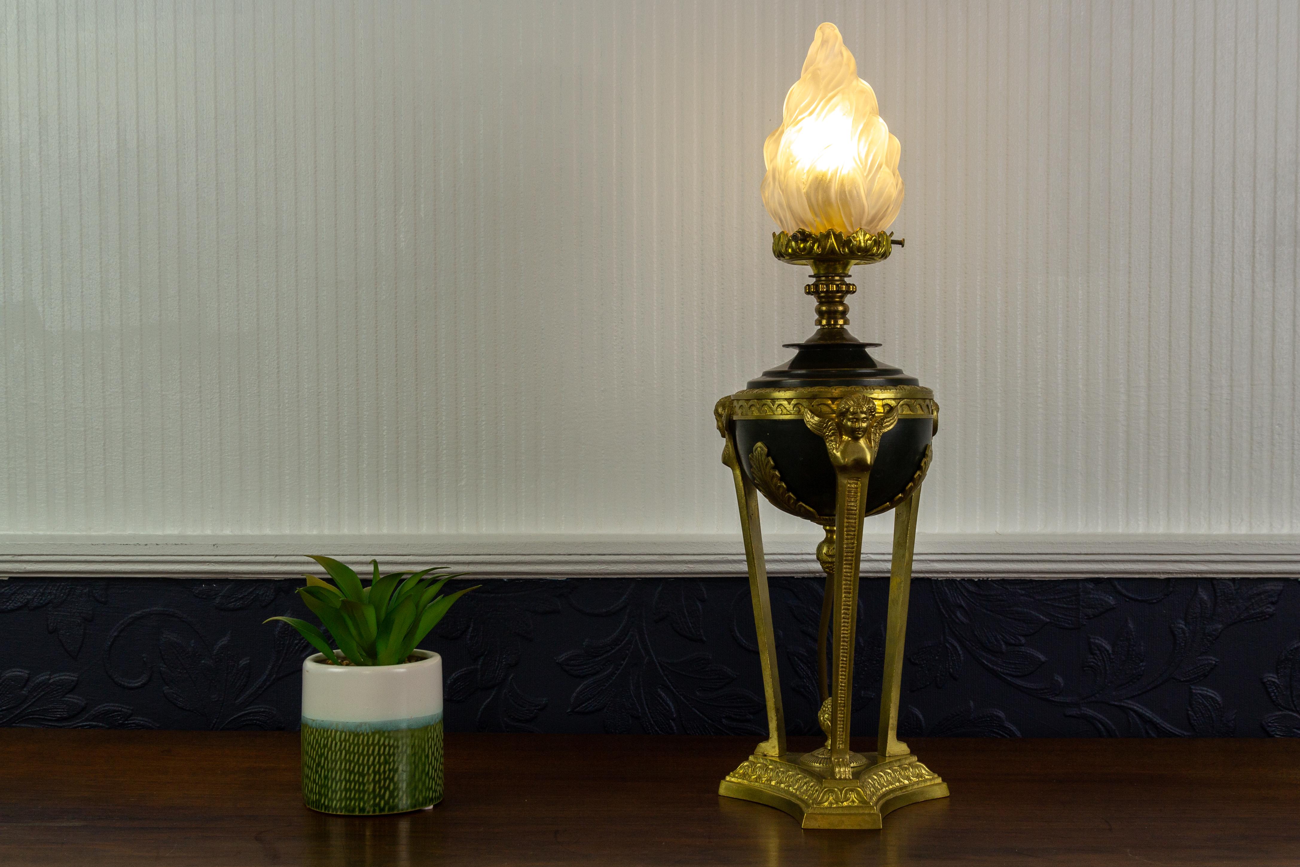 Lampe de table de style Empire français en bronze et verre dépoli en forme de flamme en vente 9