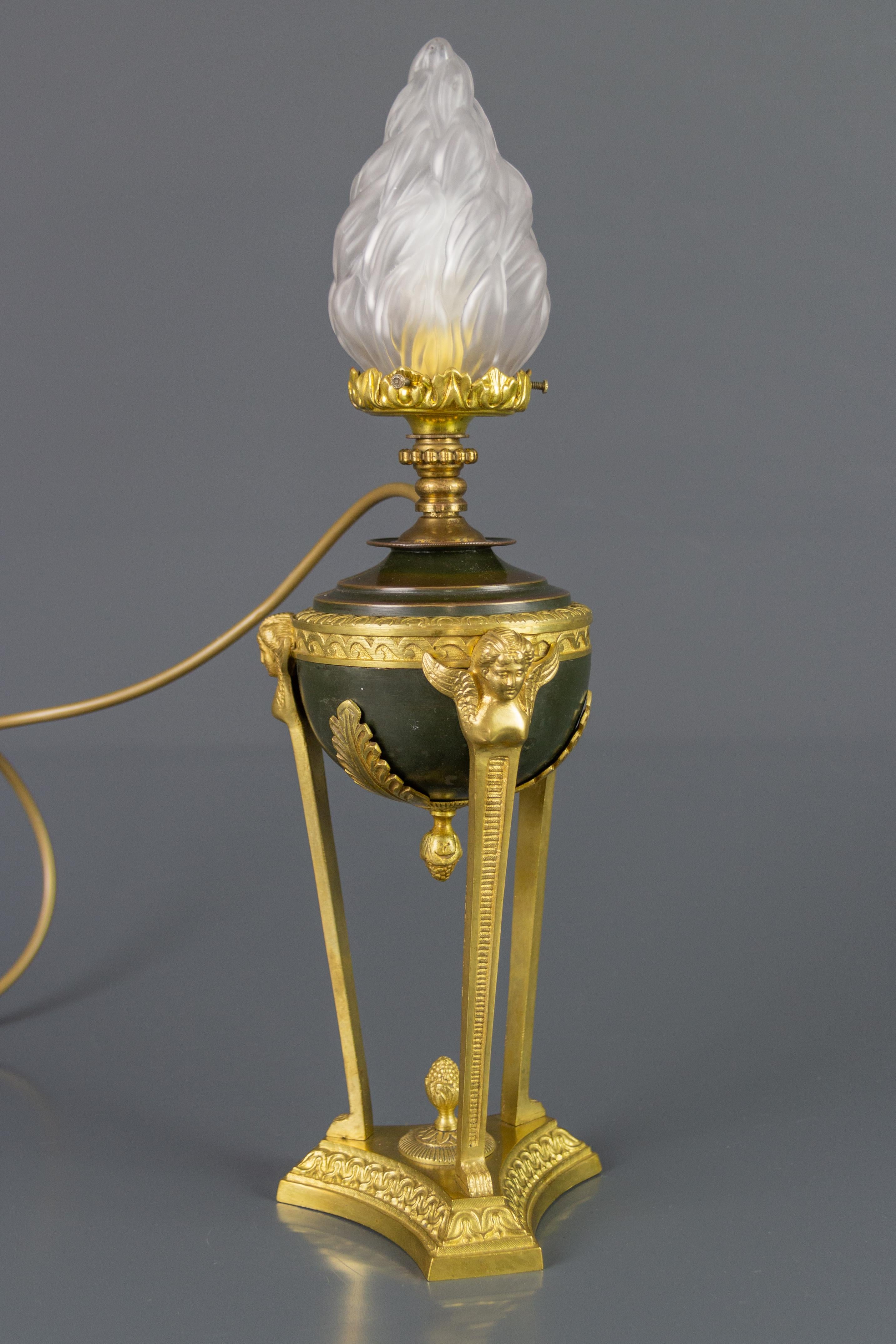 Français Lampe de table de style Empire français en bronze et verre dépoli en forme de flamme en vente