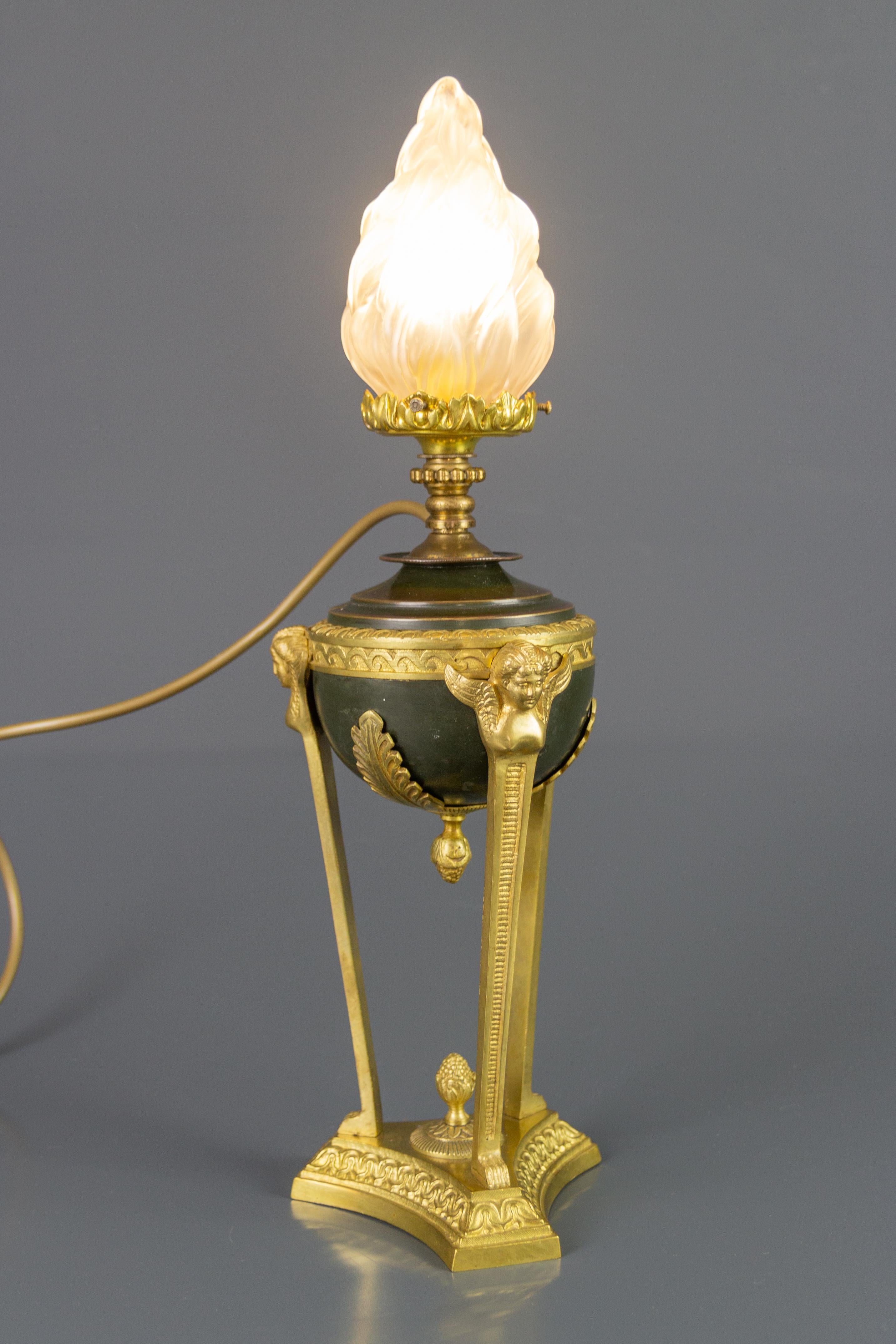 Dépoli Lampe de table de style Empire français en bronze et verre dépoli en forme de flamme en vente
