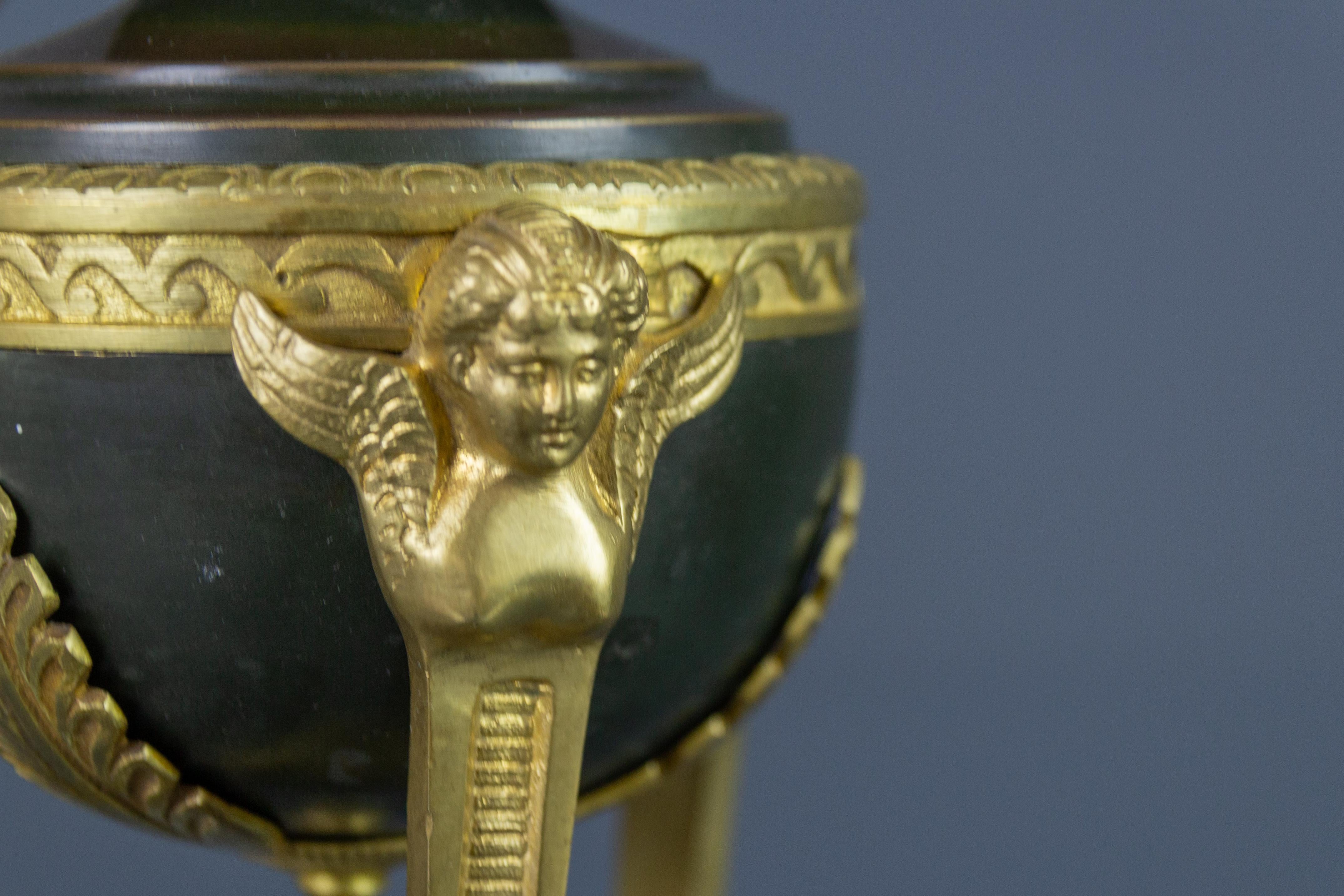 Lampe de table de style Empire français en bronze et verre dépoli en forme de flamme Bon état - En vente à Barntrup, DE