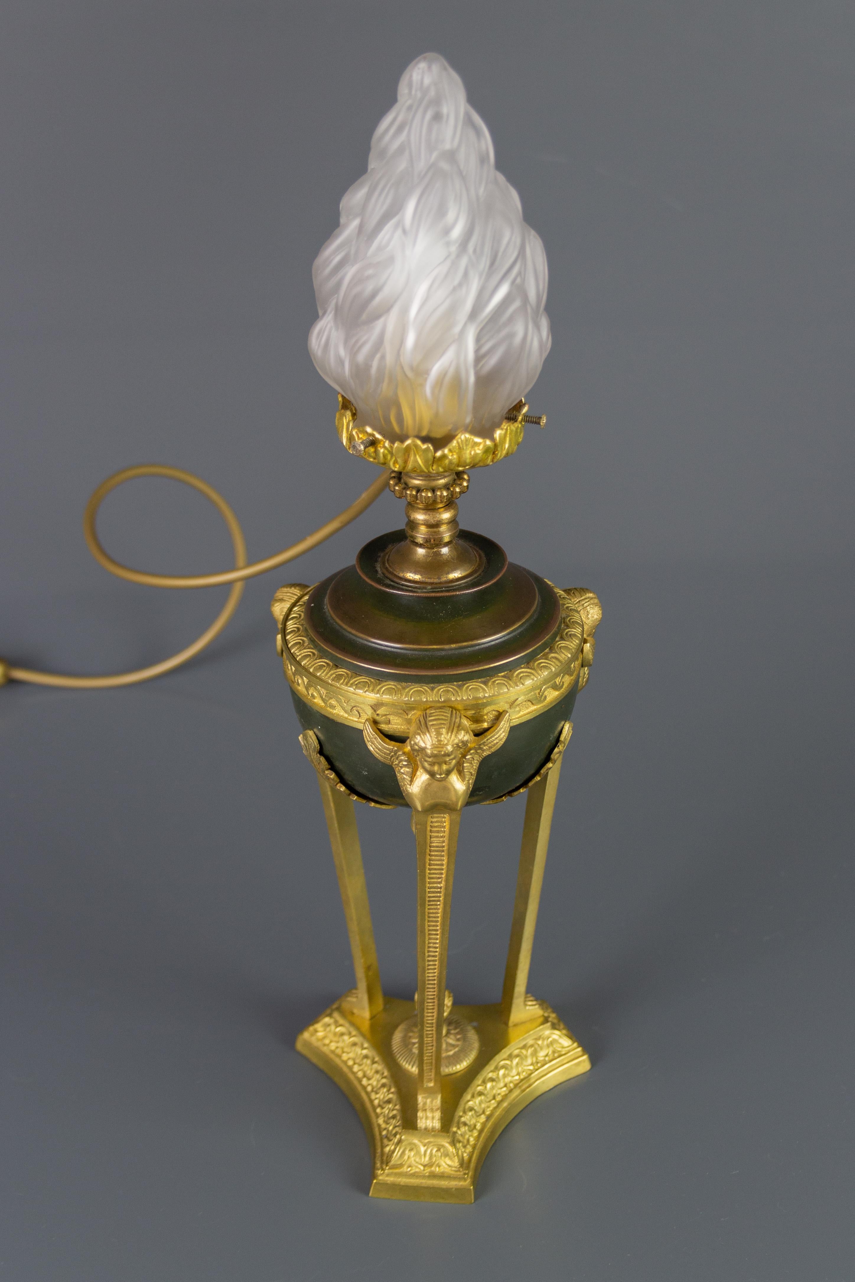 20ième siècle Lampe de table de style Empire français en bronze et verre dépoli en forme de flamme en vente