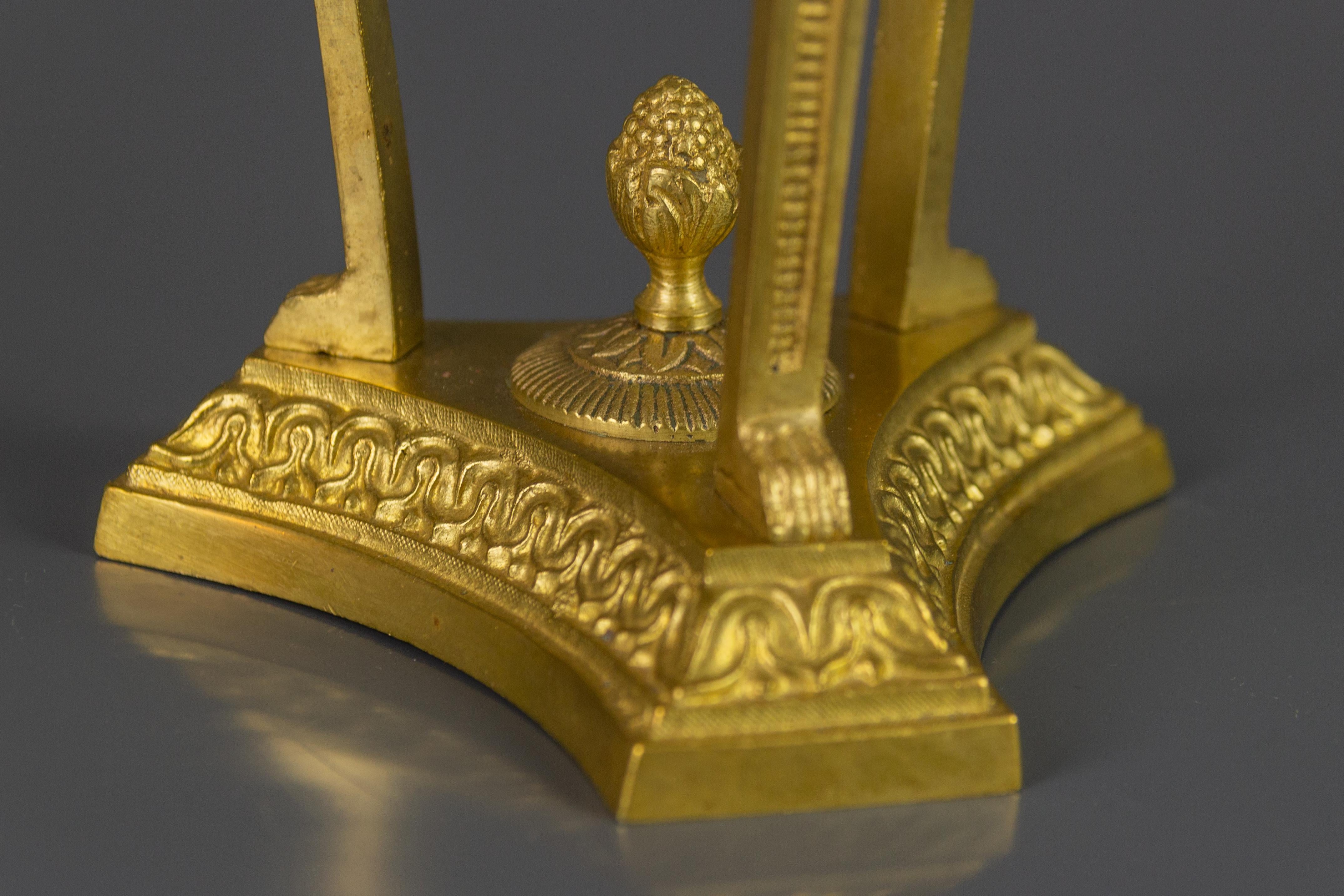 Bronze Lampe de table de style Empire français en bronze et verre dépoli en forme de flamme en vente